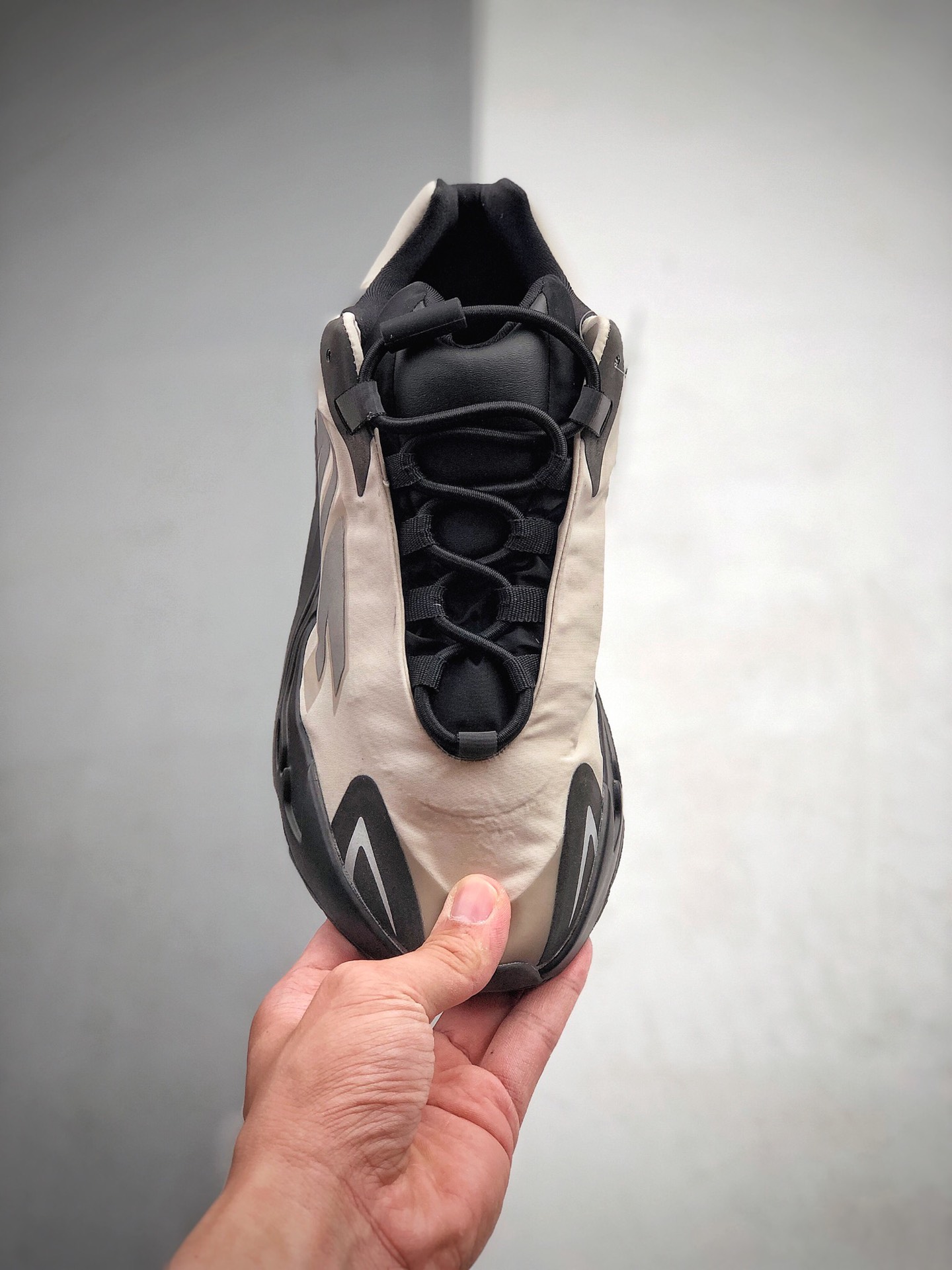 480  Yeezy 700 MNVN “Bone”带来一款更好驾驭的骨白配色 货号：FY3729