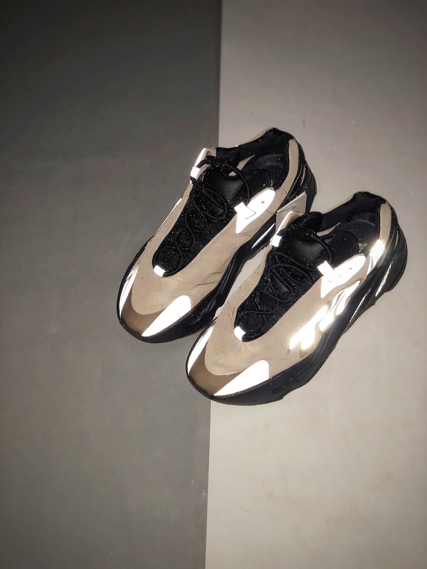 480  Yeezy 700 MNVN “Bone”带来一款更好驾驭的骨白配色 货号：FY3729