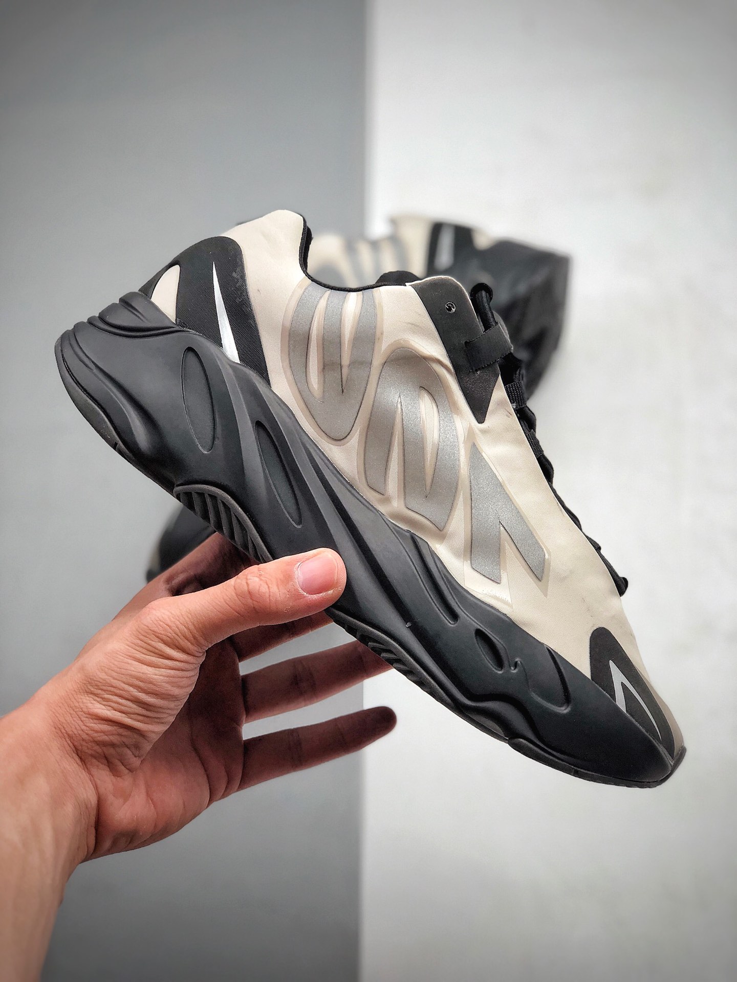 480  Yeezy 700 MNVN “Bone”带来一款更好驾驭的骨白配色 货号：FY3729