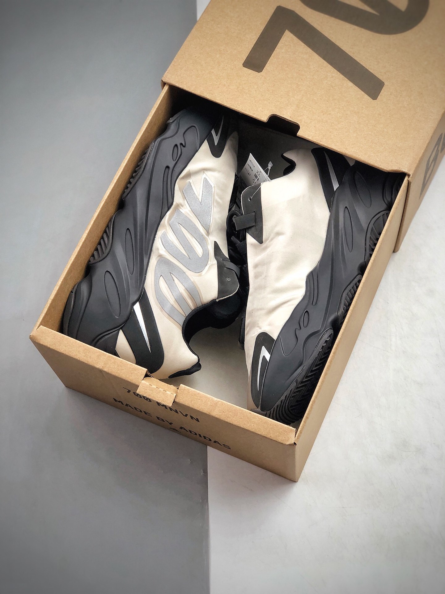 480  Yeezy 700 MNVN “Bone”带来一款更好驾驭的骨白配色 货号：FY3729