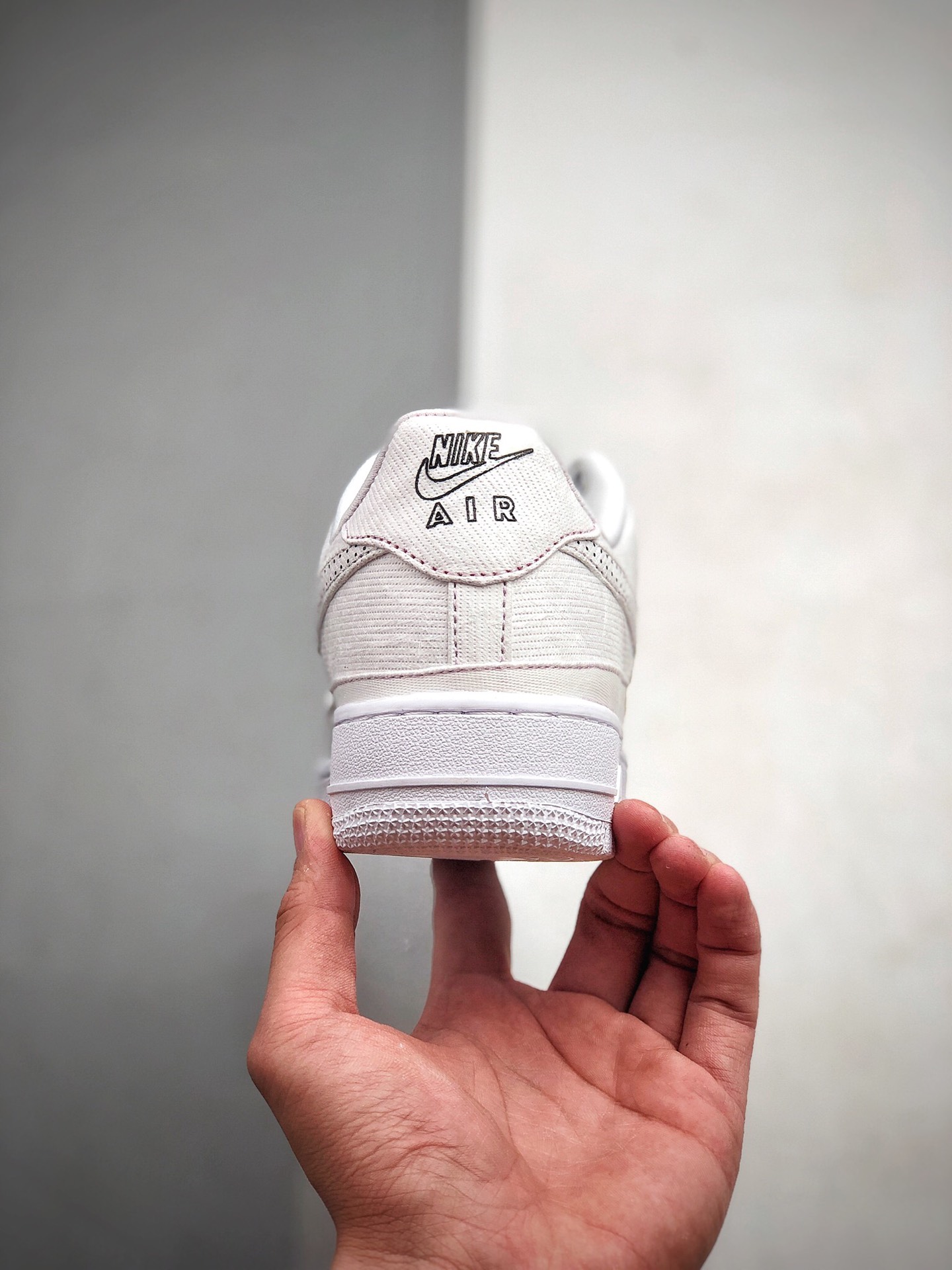 190  Nike Air Force 1 撕撕乐 DIY 整双鞋采用经典 Air Force 1 Low  货号：CJ1650-101