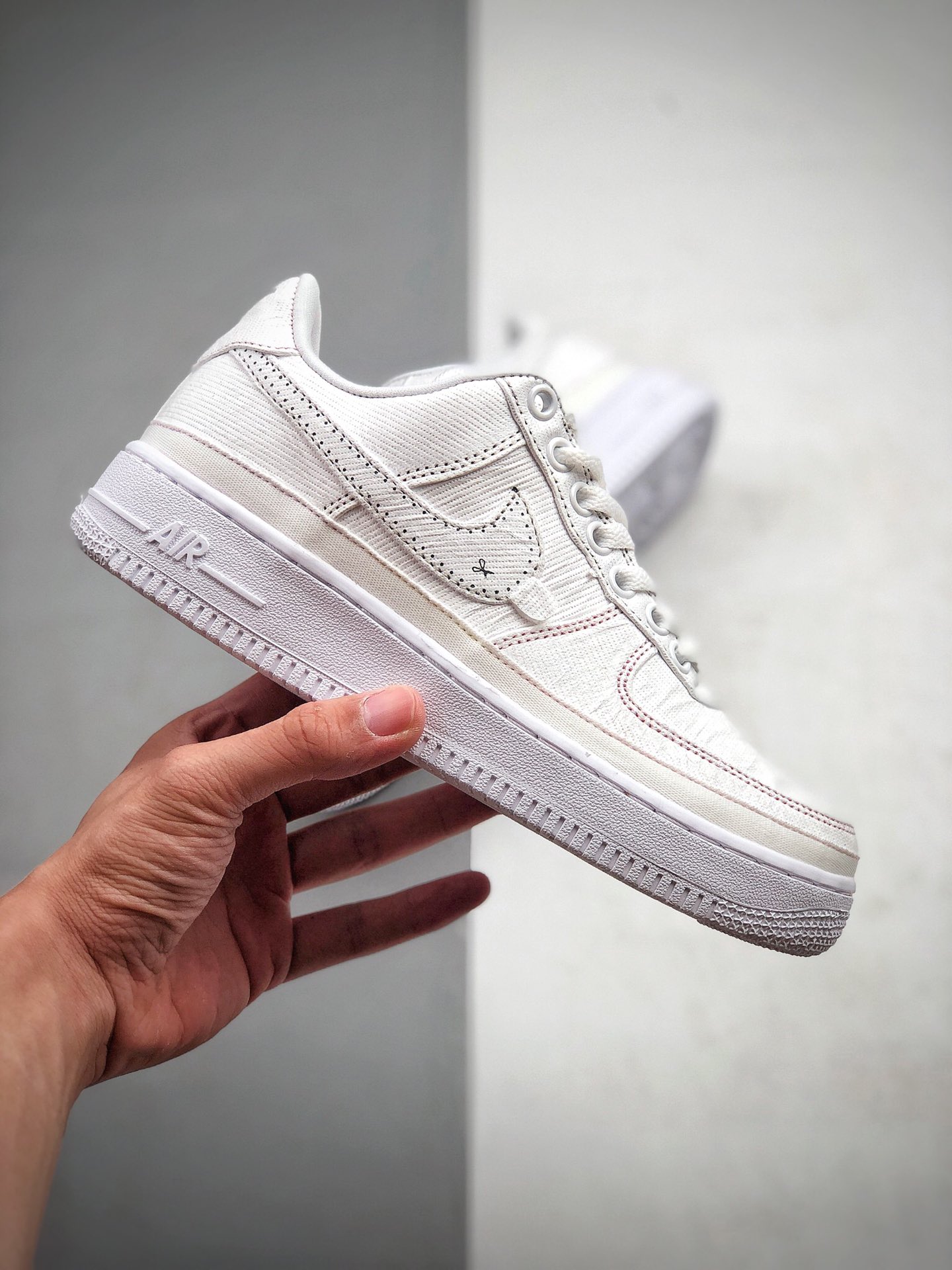 190  Nike Air Force 1 撕撕乐 DIY 整双鞋采用经典 Air Force 1 Low  货号：CJ1650-101