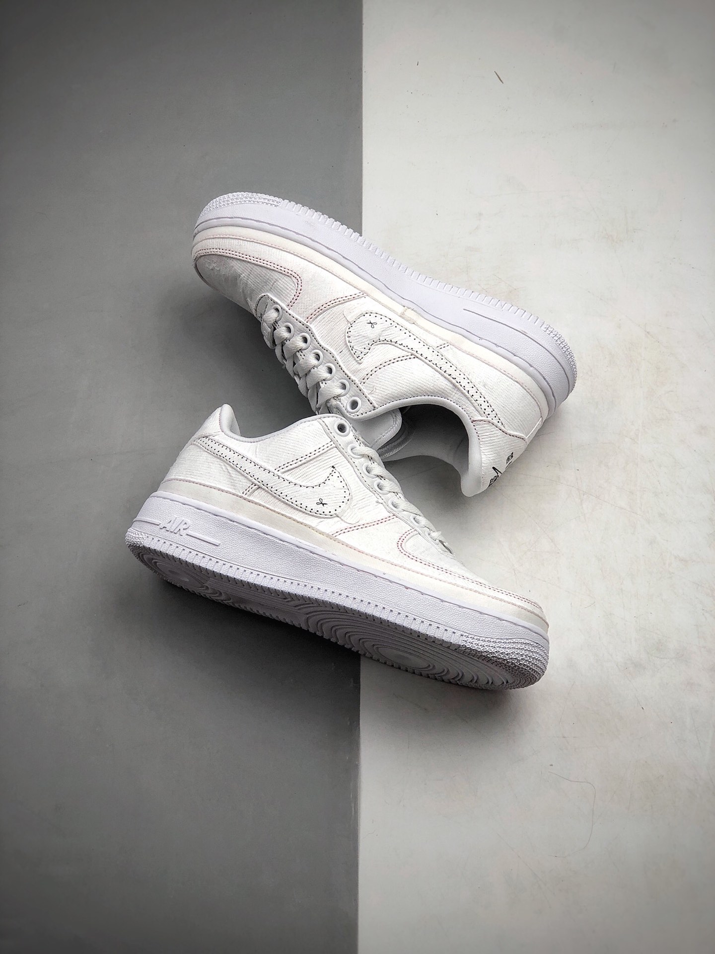 190  Nike Air Force 1 撕撕乐 DIY 整双鞋采用经典 Air Force 1 Low  货号：CJ1650-101