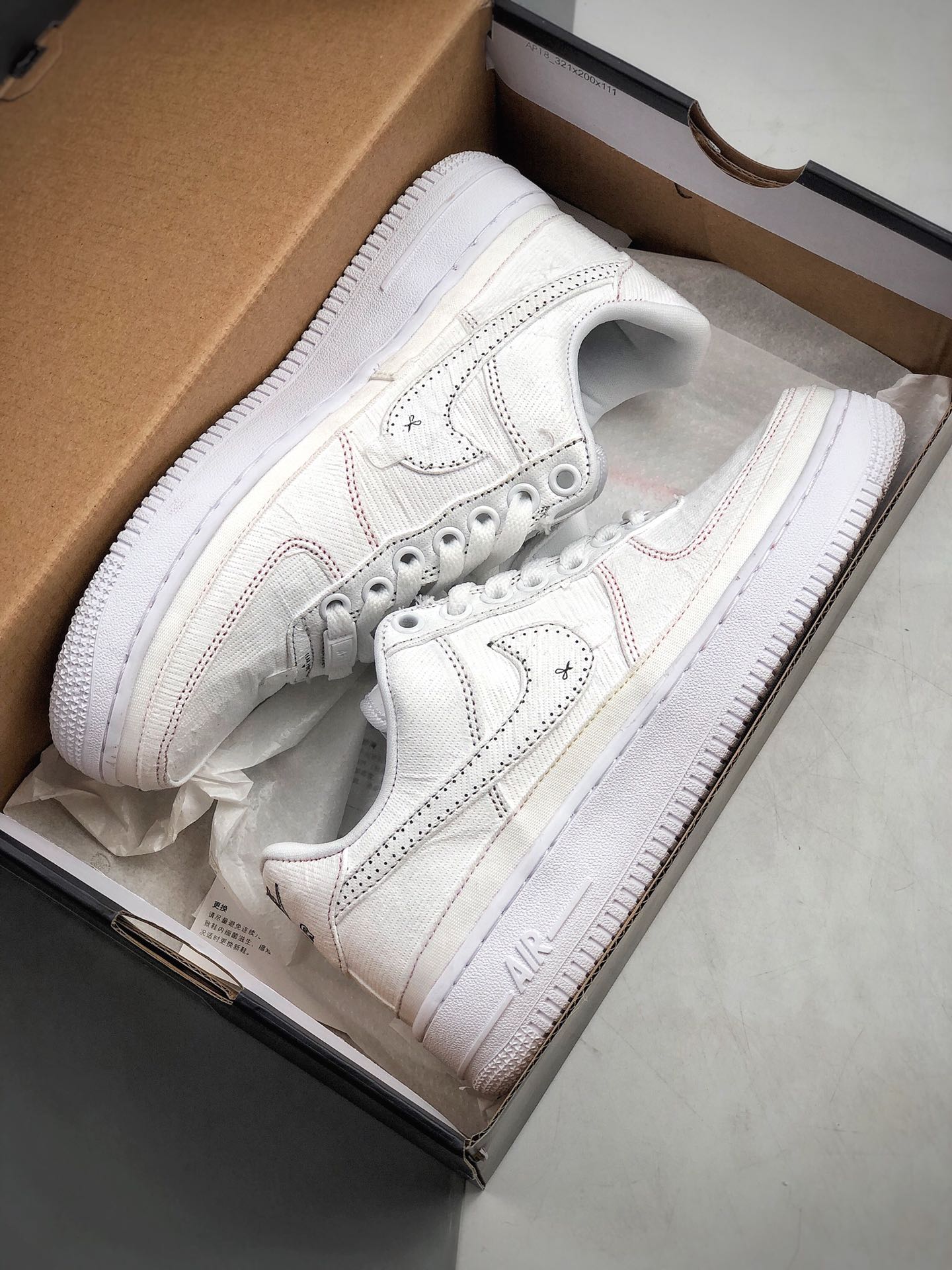 190  Nike Air Force 1 撕撕乐 DIY 整双鞋采用经典 Air Force 1 Low  货号：CJ1650-101