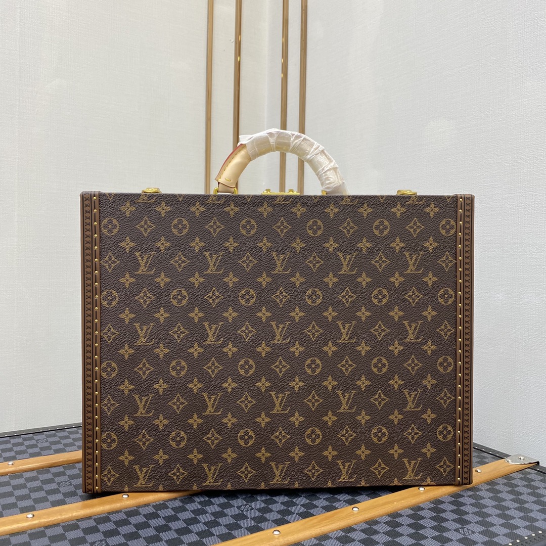PRÉSIDENT 手提箱 这款Damier Graphite材质的公文包可容纳笔记本电脑和数份A4文件，还特别配有一个安全锁。 它配有一个舒适的真皮手把和一个地址标签。 44.0 x 34.0 x 11.0 cm (长 x 高 x 宽)…