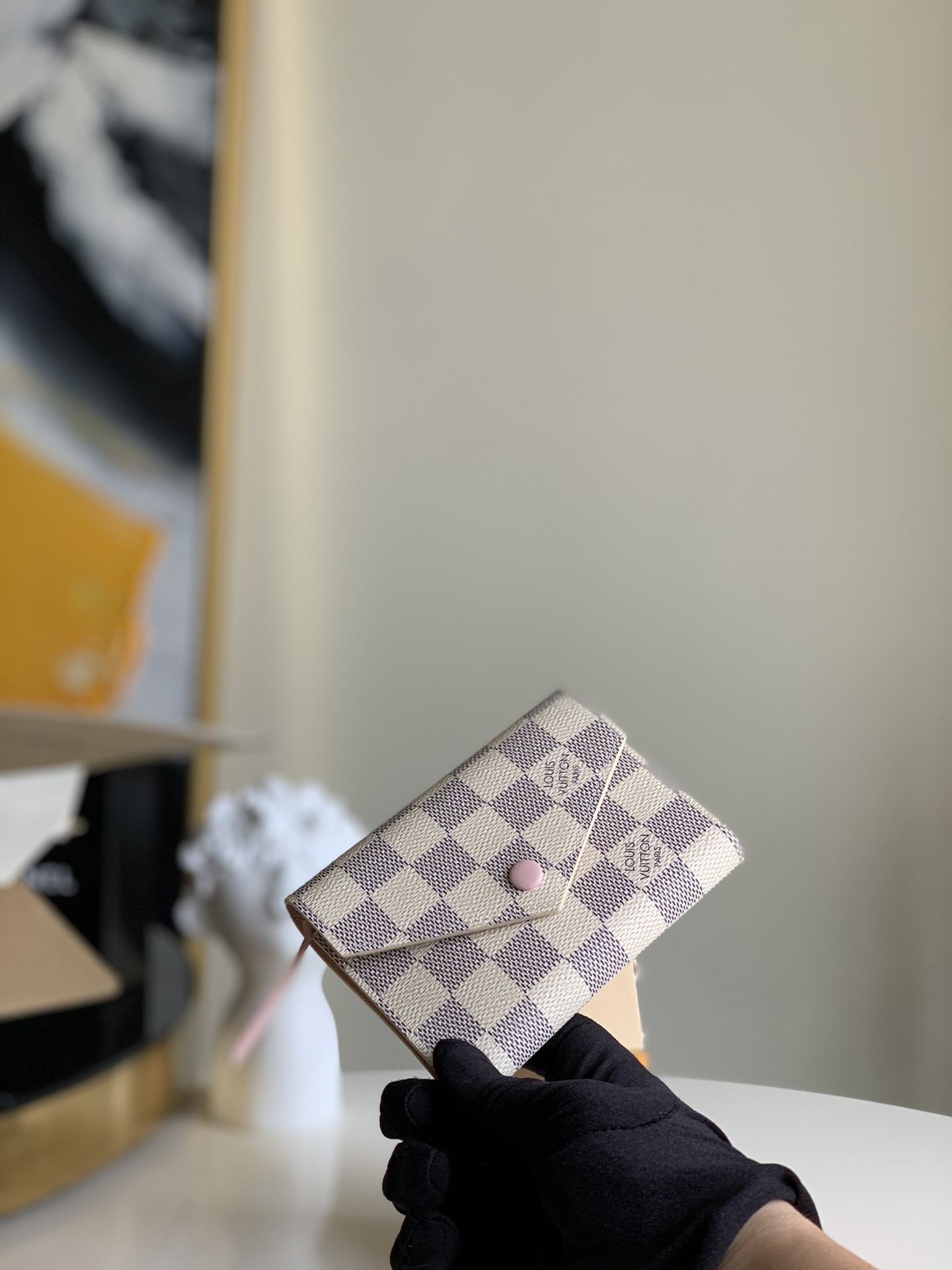 NO:395858,[Exclusive real-time N64022 chip version] Not only chips, but also pursues high quality. Three-fold short bean wallet, small and exquisite but powerful. The banknotes and change cards should be complete, and the small ones are not cumbersome at all. Fresh white chess plaids are paired with pink leather lining, which is elegant and elegant. Size 12 x 9.5 x 2.5cm.,LV [original leather],louis vuitton19860909【独家实拍N64022芯片版】不止于芯片 更追求高品质 三折短豆钱夹,小巧玲珑却功能强大,纸币零钱卡位一应具全,小小个放随身包包中一点也不累赘. 清新白棋格搭配粉色皮革内衬,清丽脱俗又优雅. 尺寸12 x 9.5 x 2.5cm .,LV【原厂皮】,louis vuitton,Bag