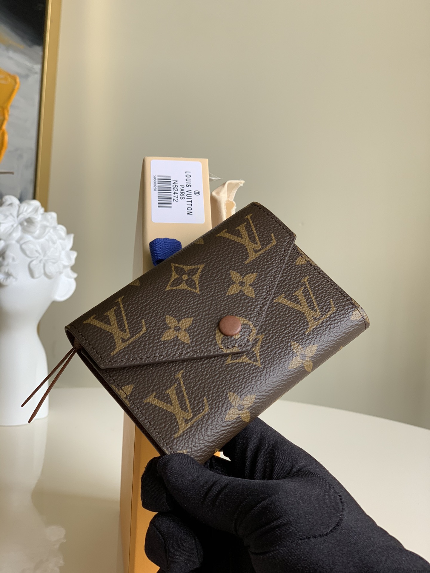 NO:395861,[Exclusive real-time M62472 chip version] Not only chips, but also pursues high quality. Three-fold short bean wallet, small and exquisite but powerful. The banknotes and change cards should be complete. It is not cumbersome to put in a small bag. It is beautiful and elegant. Size 12 x 9.5 x 2.5cm.,LV [original leather],louis vuitton19860909【独家实拍M62472芯片版】不止于芯片 更追求高品质 三折短豆钱夹,小巧玲珑却功能强大,纸币零钱卡位一应具全,小小个放随身包包中一点也不累赘 清丽脱俗又优雅. 尺寸12 x 9.5 x 2.5cm .,LV【原厂皮】,louis vuitton,Bag