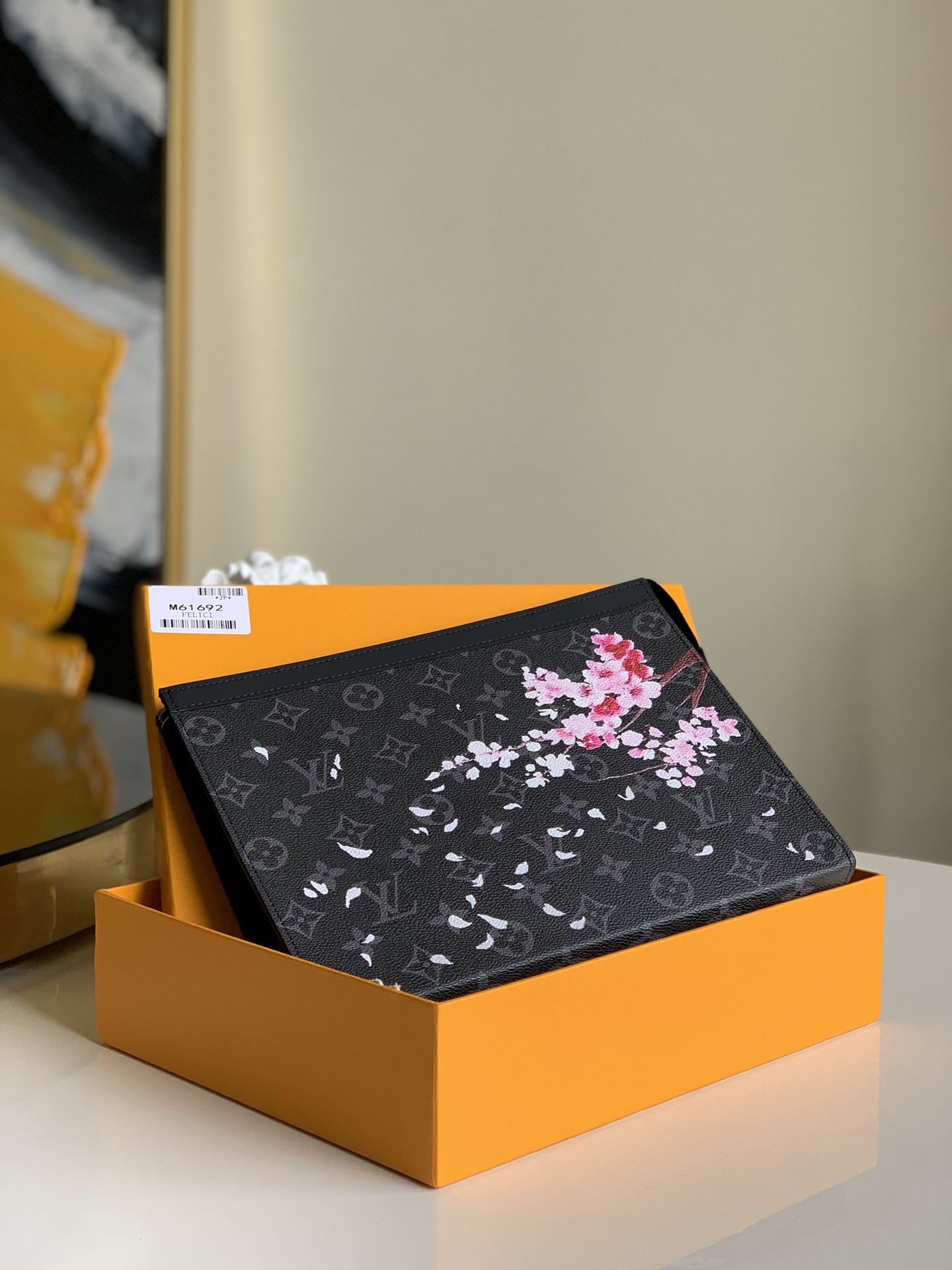 NO:395847,【Exclusive real photo M61692】POCHETTE VOYAGE medium-sized handbag and canvas cut, this new Pochette Voyage medium-sized handbag with tough style can easily store personal essential items. 26.0 x 20.0 x 5.0 cm (Length x Height x Width) - Monogram Eclipse canvas - Cowhide/fabric lining - Silver metal accessories - Zipper closure system - 1 internal patch pocket - 6 credit card slots.,LV【Original leather】,louis vuitton,cowhide19860909【独家实拍M61692】POCHETTE VOYAGE 中号手袋、帆布裁制而成,此款风格硬朗的全新Pochette Voyage中号手袋可轻松收纳个人必备物品.26.0 x 20.0 x 5.0 cm (长 x 高 x 宽) - Monogram Eclipse帆布- 牛皮/织物内衬- 银色金属配件- 拉链闭合系统- 1个内部贴袋- 6个信用卡槽 .,LV【原厂皮】,louis vuitton,cowhide,Bag