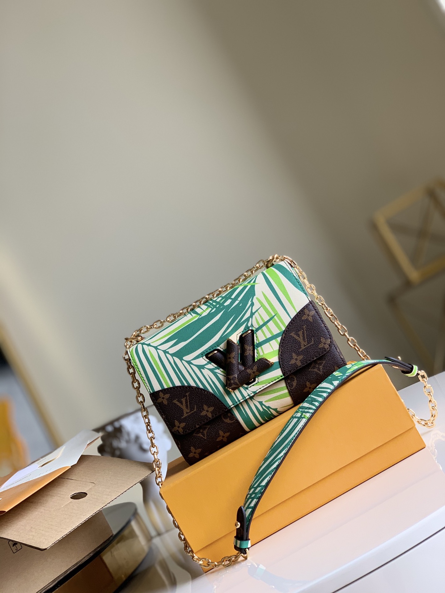 NO:395853,【Exclusive real shot M50280】M50282 Twist medium-sized handbag outlines the three-dimensional woven trim for Monogram canvas flap, and puts it into the arms of Monogram enthusiasts. The Twist twist lock and slide chain collision contrast with the simple and elegant tone. Size 23.0 x 17.0 x 9.5 cm.,LV [original leather],louis vuitton19860909【独家实拍M50280】M50282 Twist 中号手袋为 Monogram 帆布翻盖勾勒立体感编织饰边,投身 Monogram 爱好者怀抱.Twist 扭锁及滑链与素雅色调碰撞反差.尺寸23.0 x 17.0 x 9.5 cm .,LV【原厂皮】,louis vuitton,Bag