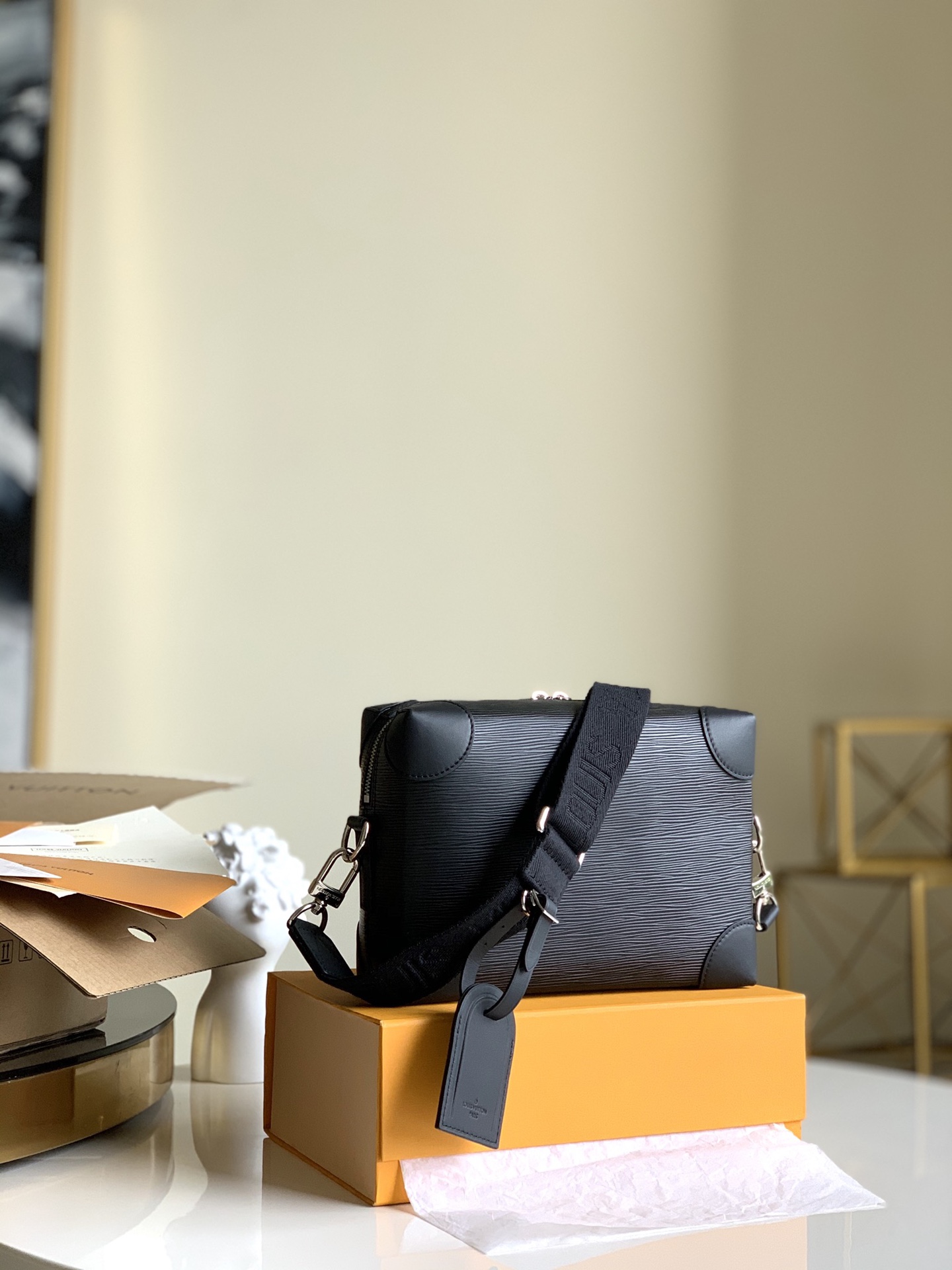 NO:395856,【Exclusive real photo M56599】 Size 24.5x18x9cm, SUPPLE TRUNK MESSENGER, iconic leather commers inspired by tree trunk, adjustable and removable large shoulder straps.,LV【original leather】,louis vuitton19860909【独家实拍M56599】 尺寸24.5x18x9cm,SUPPLE TRUNK MESSENGER,树干灵感的标志性皮革comners ,可调和可拆卸的大肩带 .,LV【原厂皮】,louis vuitton,Bag