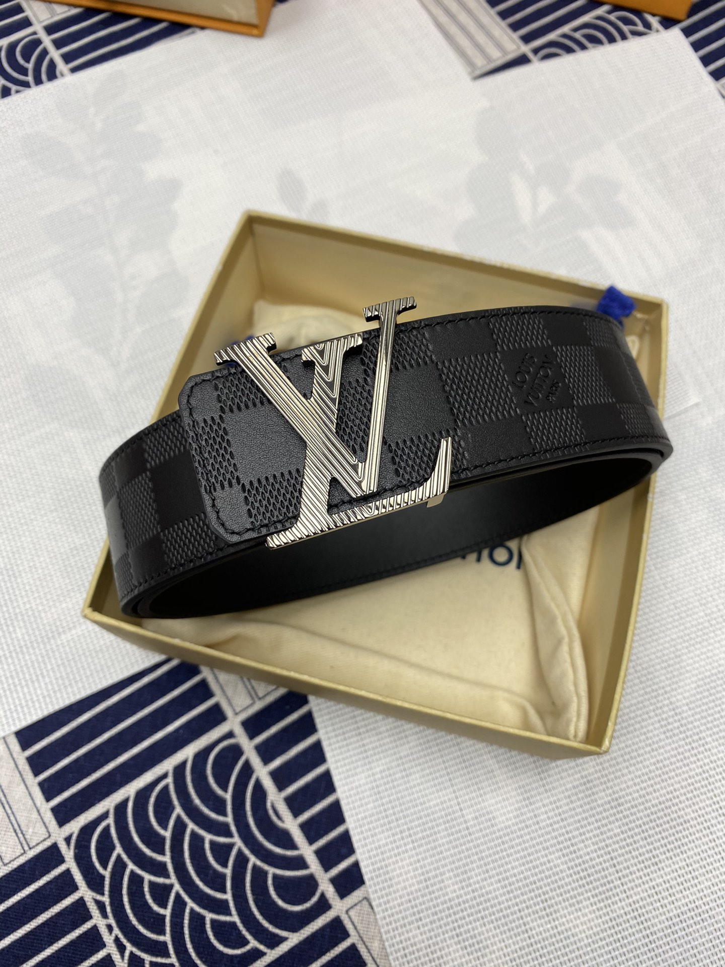 I0 ：配送专柜全套礼盒包装. Louis vuitton 路易威登 LV 原单头层牛皮压棋盘格面,内衬头层小牛皮底,这款经典而又魅力恒久的腰带外型宽大,带扣和牛仔装相得益彰,彰显一派休闲气息.专柜宽度4.0