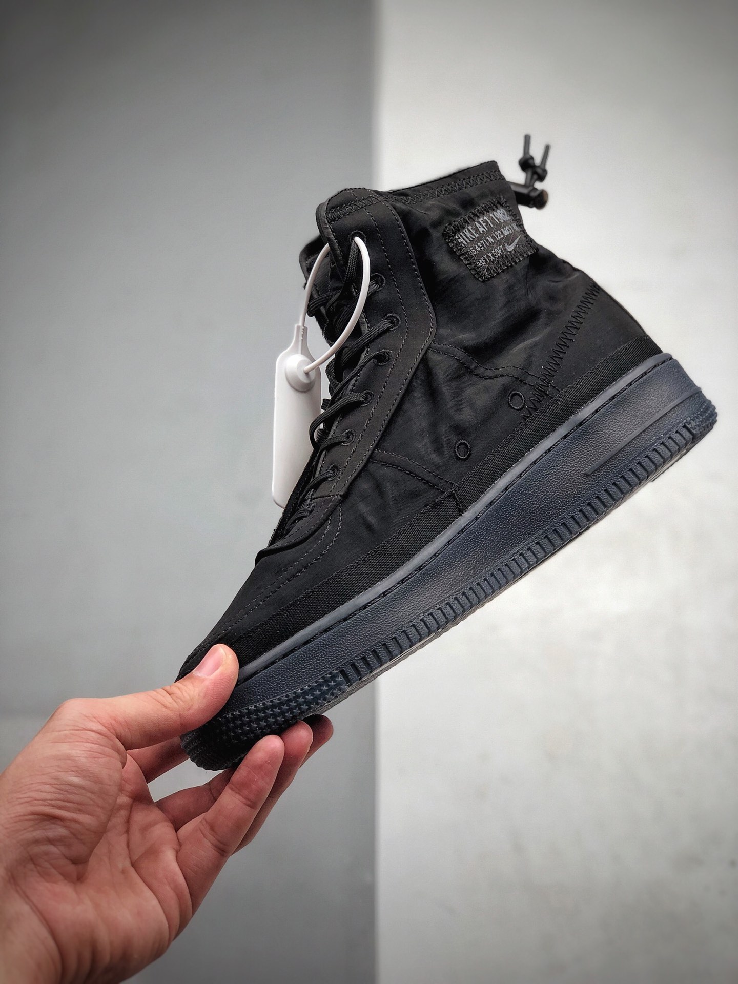 250 Nike Air Force 1 Shell WMNS 是专为女生打造的帅气空军机能袜子鞋 货号：BQ6096 001