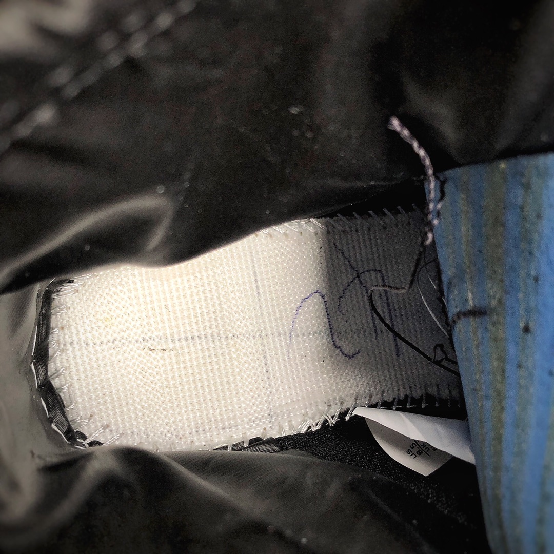 250 Nike Air Force 1 Shell WMNS 是专为女生打造的帅气空军机能袜子鞋 货号：BQ6096 001