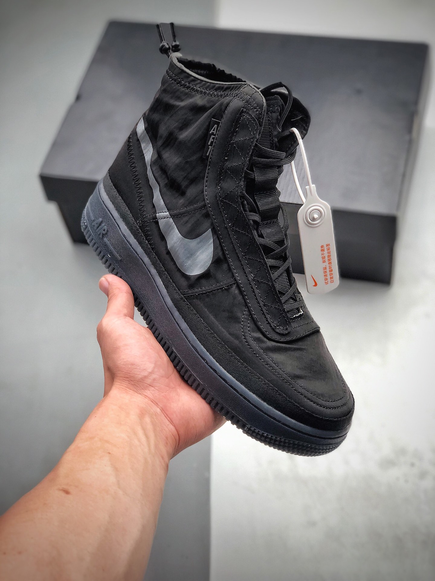 250 Nike Air Force 1 Shell WMNS 是专为女生打造的帅气空军机能袜子鞋 货号：BQ6096 001