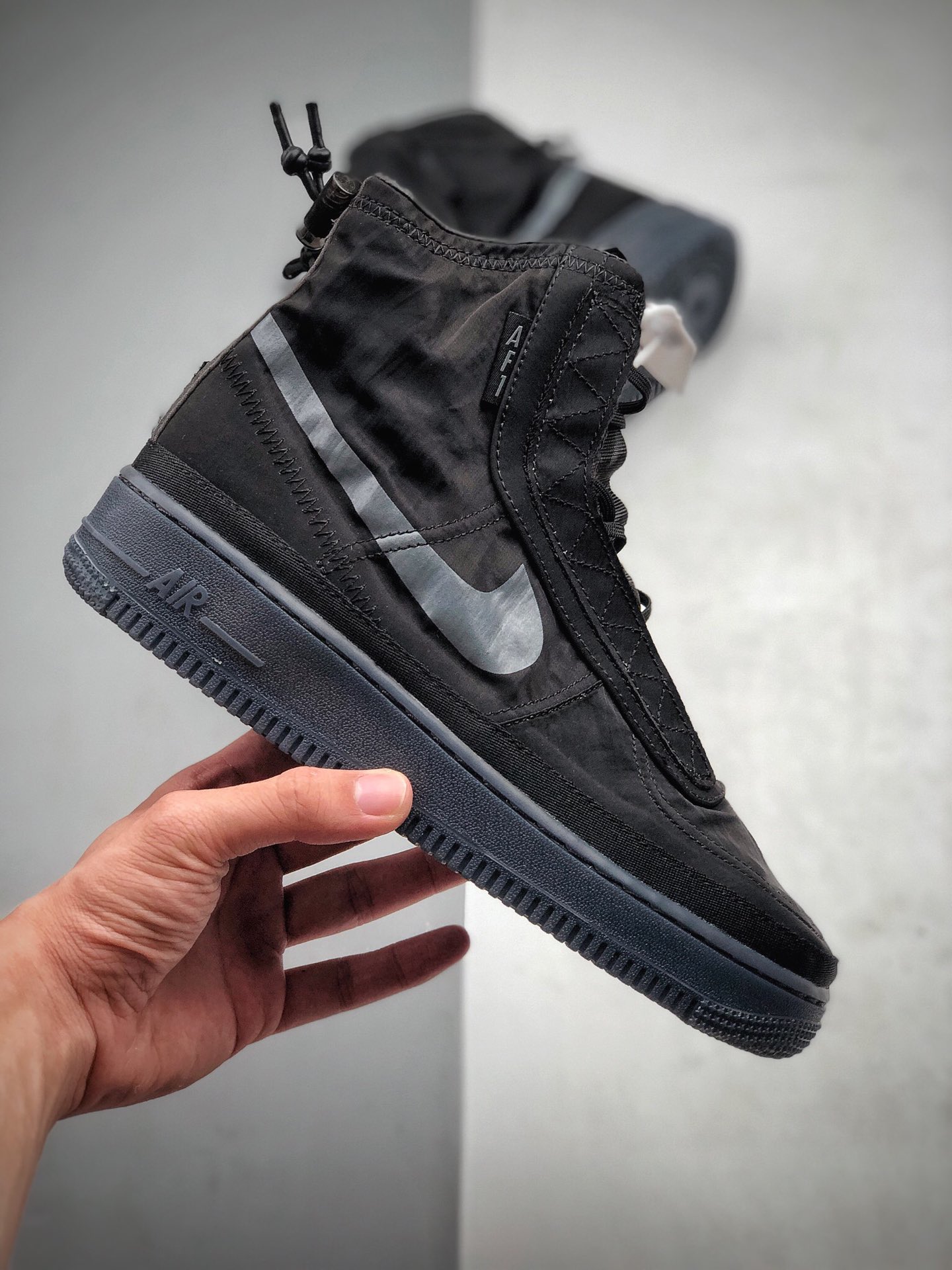 250 Nike Air Force 1 Shell WMNS 是专为女生打造的帅气空军机能袜子鞋 货号：BQ6096 001