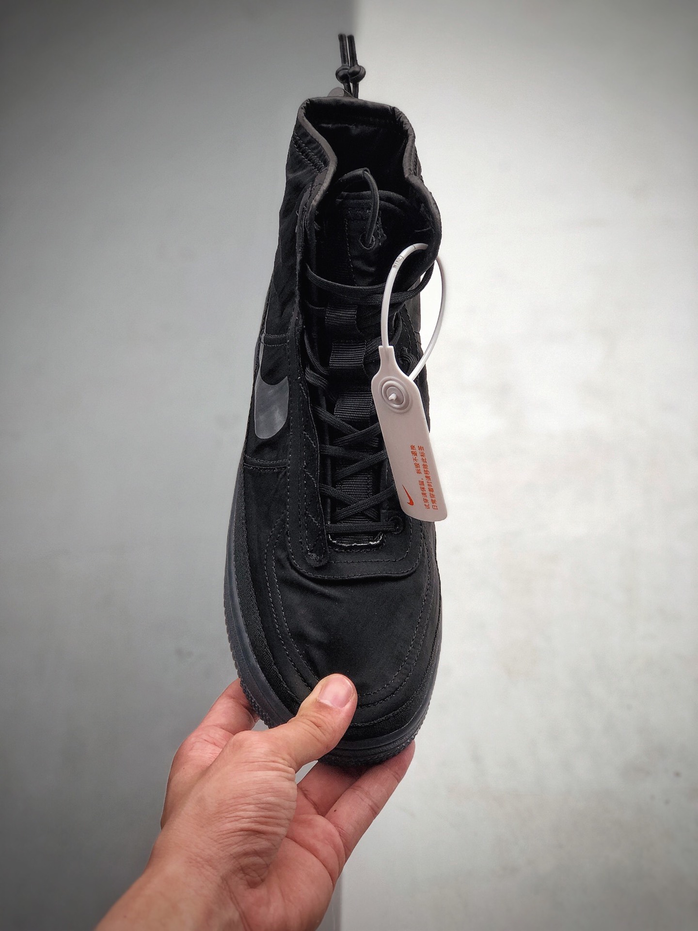 250 Nike Air Force 1 Shell WMNS 是专为女生打造的帅气空军机能袜子鞋 货号：BQ6096 001