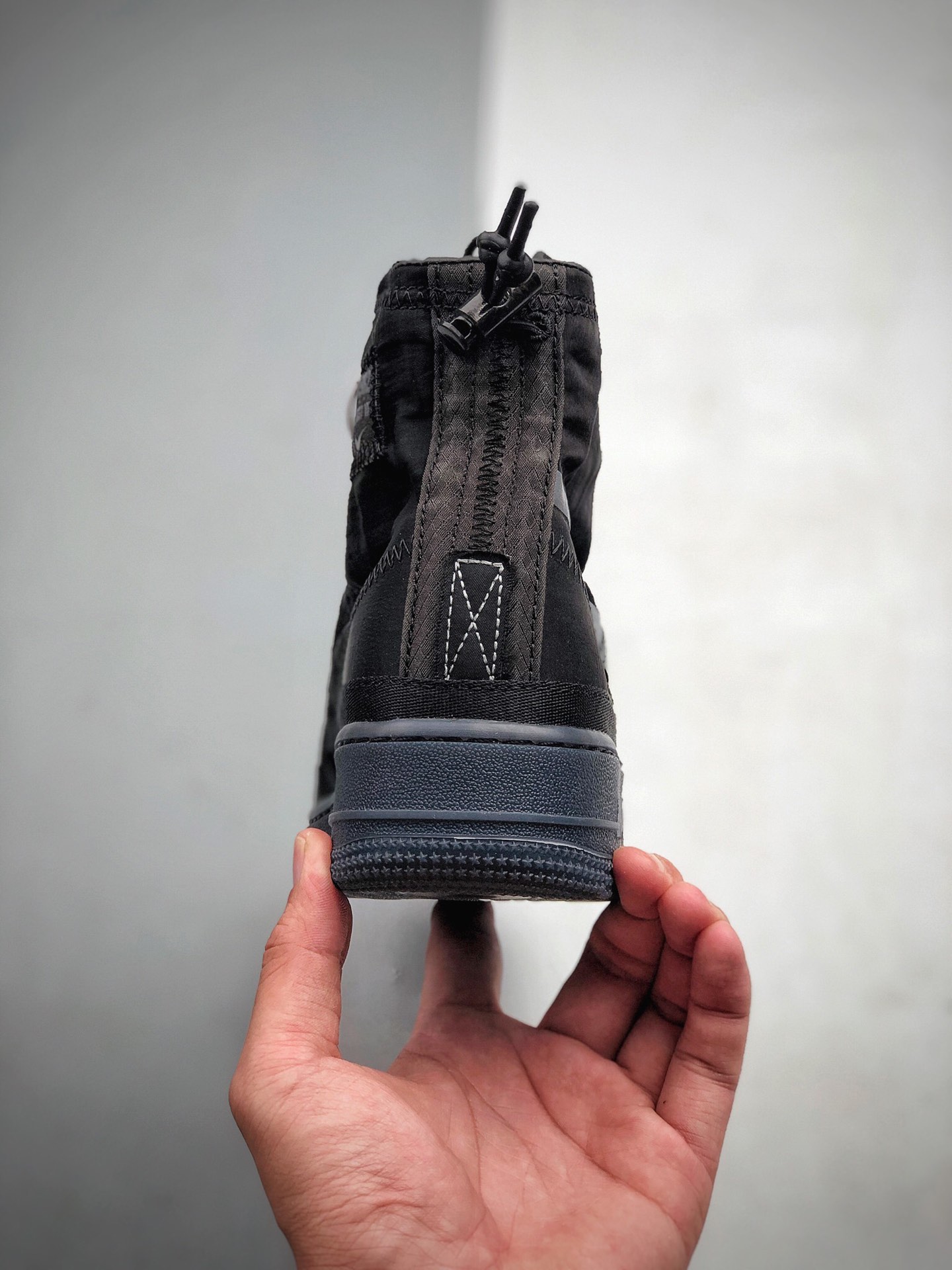 250 Nike Air Force 1 Shell WMNS 是专为女生打造的帅气空军机能袜子鞋 货号：BQ6096 001