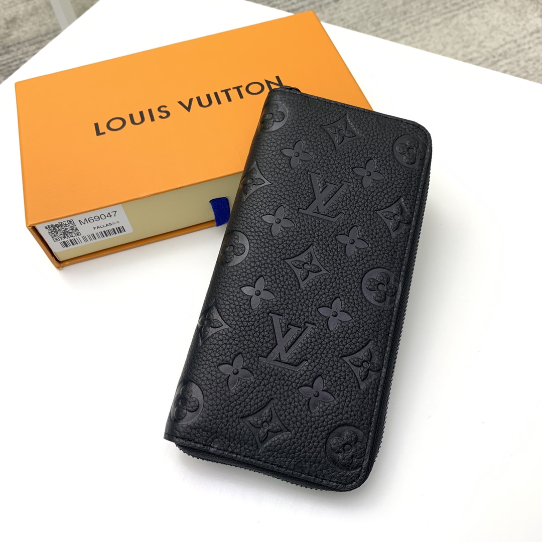 NO:672140,[Top original order] M69047 Zippy Vertical wallet is made of soft Taurillon leather with embossed Monogram pattern. The neat full zipper structure has card slots, pockets and zipper compartments, which can properly store banknotes, documents and coins. Size: 10.0 x 20.0 x 2.0 cm., LV wallet, louis vuitton, wallets19860909【顶级原单】M69047 拉链包Zippy Vertical 钱夹为柔软 Taurillon 皮革压印 Monogram 图案,利落全拉链结构内设卡位、口袋及拉链隔层,可妥帖地收纳钞票、文件和硬币.尺寸: 10.0 x 20.0 x 2.0 cm .,LV钱包,louis vuitton,wallets,欧美剧