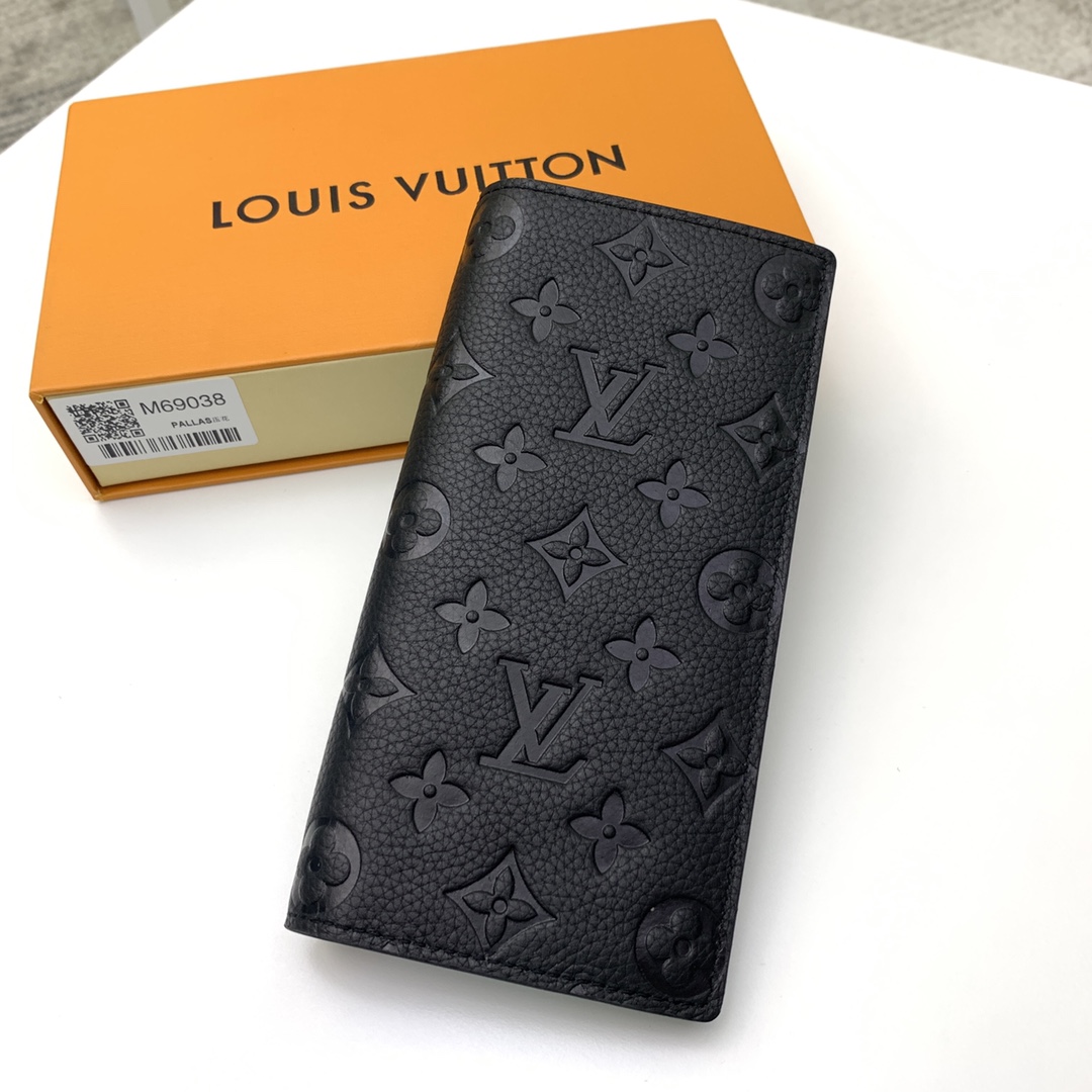 NO:672136,[Top Original] M69038 suit clip Brazza wallet is made of soft Taurillon leather with embossed Monogram pattern. It has various card slots, pockets and a large zippered coin compartment. It has ample capacity and can be easily placed in most jacket pockets. Size: 10.0 x 19.0 x 2.0 cm.,,LV wallet, louis vuitton, wallets, jackets & coats, business suit19860909【顶级原单】M69038西装夹Brazza 钱夹为柔软 Taurillon 皮革压印 Monogram 图案,内设各式卡位、口袋及大号拉链零钱隔层,成就充裕容量的同时亦可轻松置于多数夹克口袋.尺寸: 10.0 x 19.0 x 2.0 cm .,,LV钱包,louis vuitton,wallets,jackets & coats,business suit,欧美剧