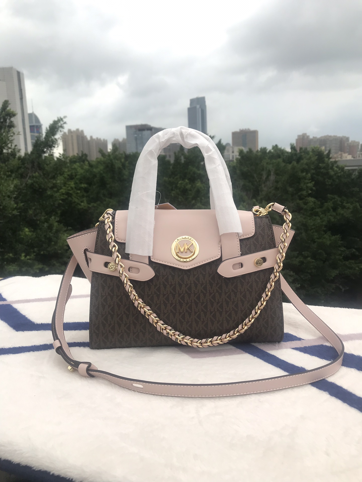 Michael Kors Mk2023年专‮最柜‬新款Carmen 代‮品购‬质 中号纯色‮手皮‬提斜挎‮肩单‬包 采用精美‮质皮‬制成