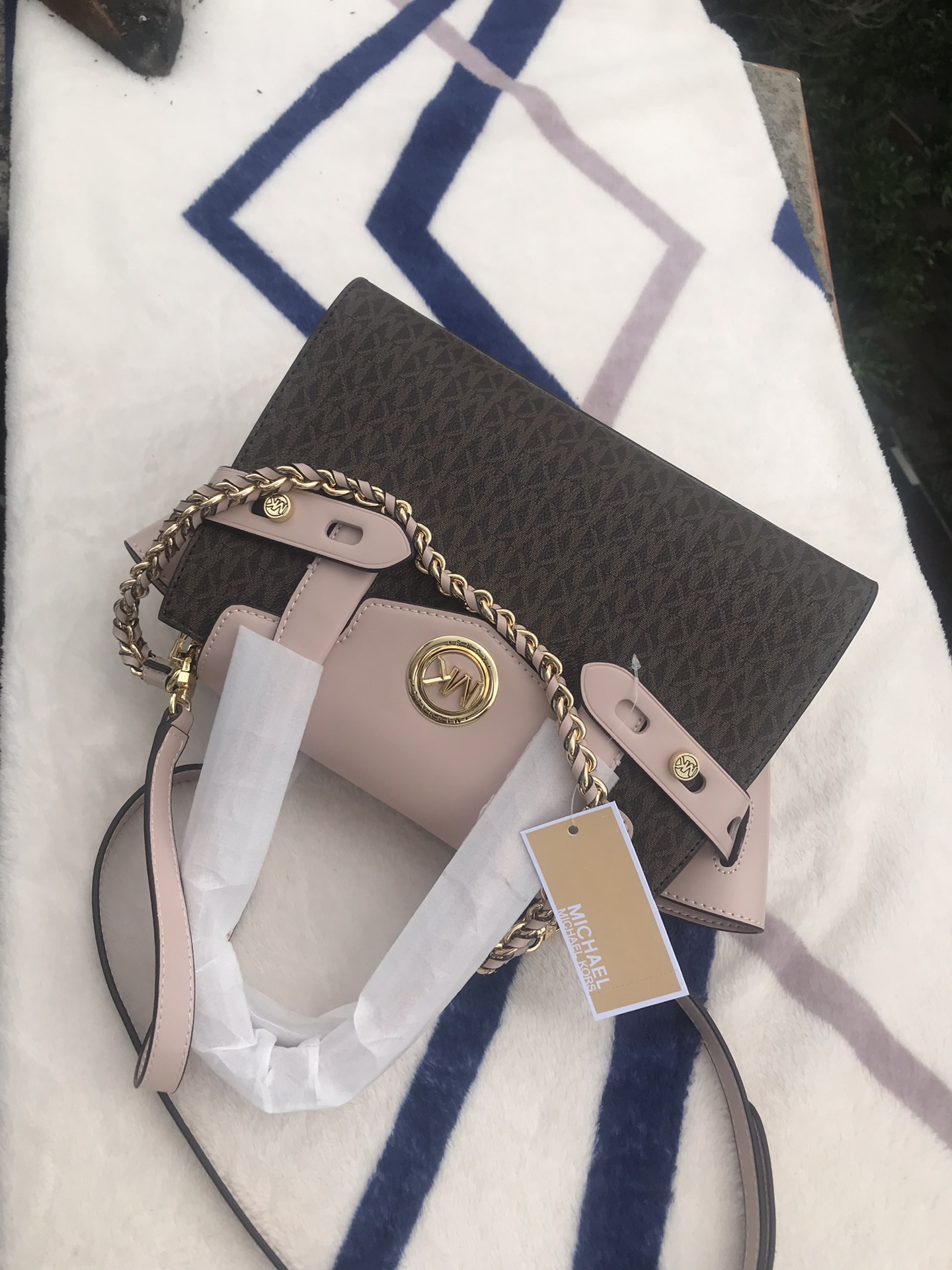 Michael Kors Mk2023年专‮最柜‬新款Carmen 代‮品购‬质 中号纯色‮手皮‬提斜挎‮肩单‬包 采用精美‮质皮‬制成