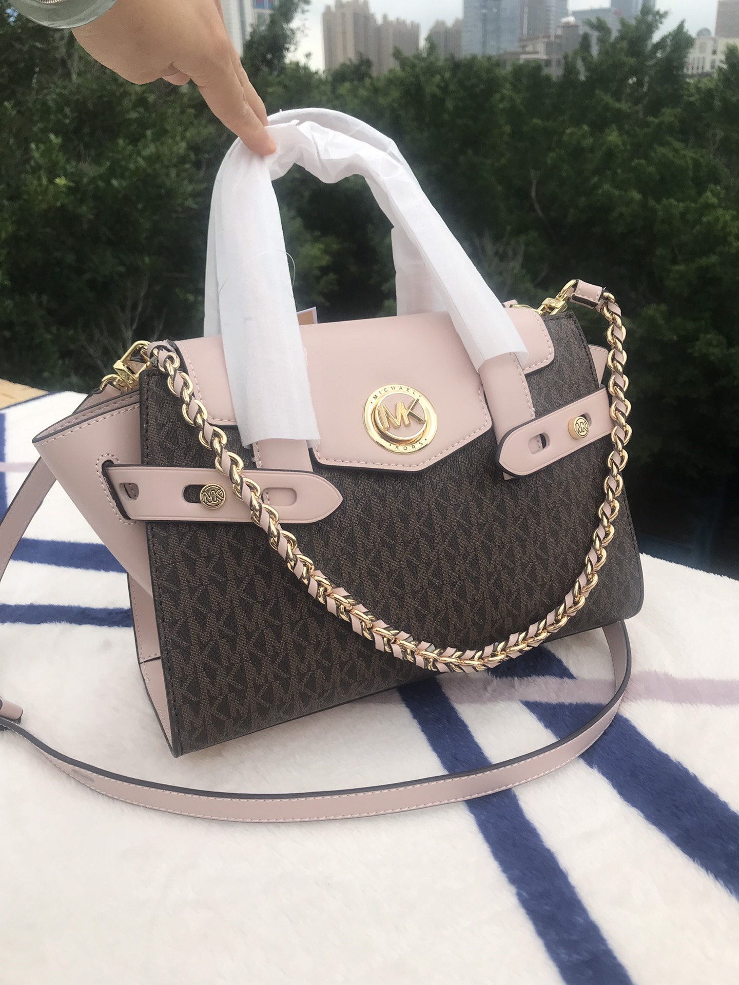 Michael Kors Mk2023年专‮最柜‬新款Carmen 代‮品购‬质 中号纯色‮手皮‬提斜挎‮肩单‬包 采用精美‮质皮‬制成