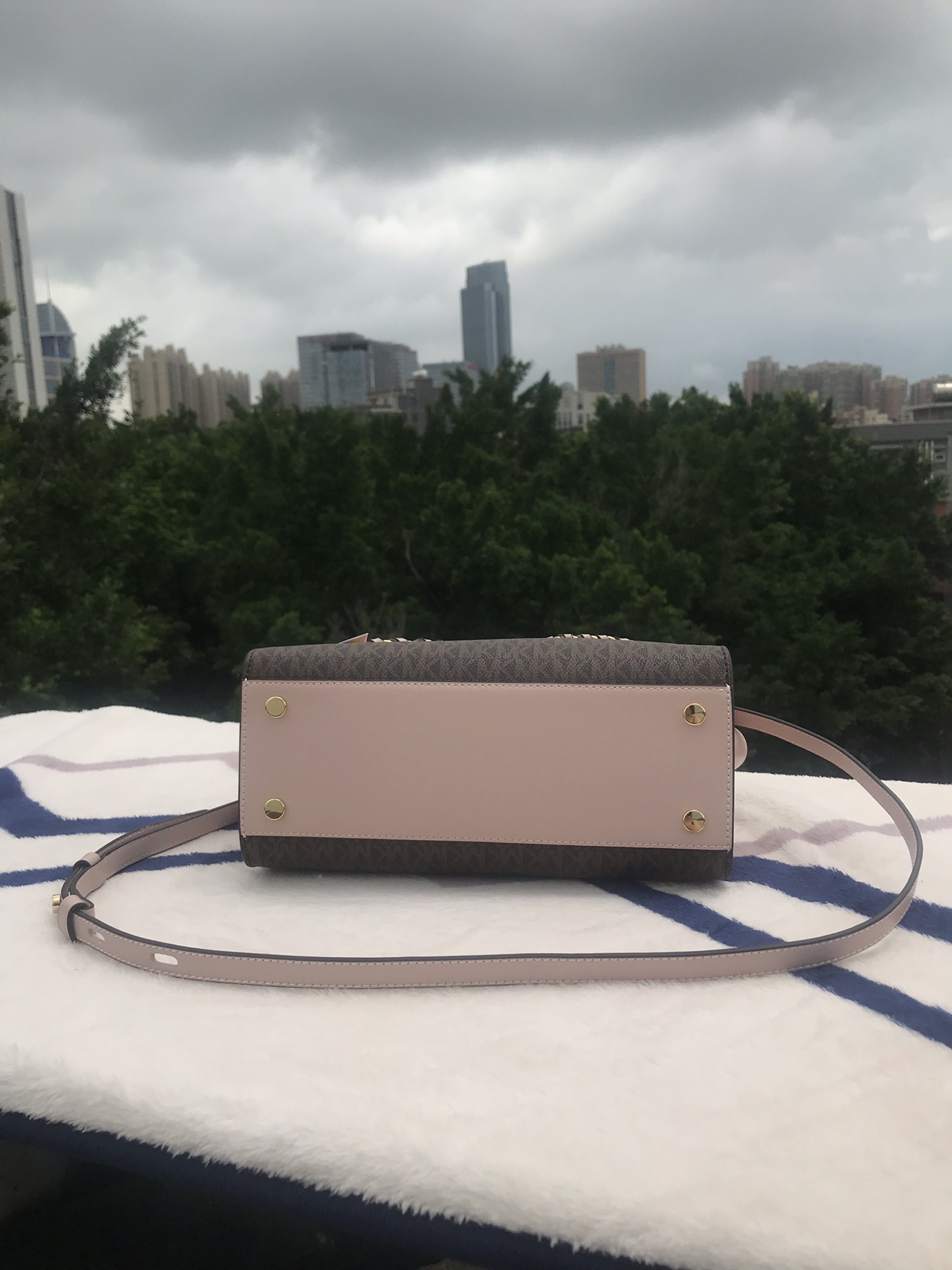 Michael Kors Mk2023年专‮最柜‬新款Carmen 代‮品购‬质 中号纯色‮手皮‬提斜挎‮肩单‬包 采用精美‮质皮‬制成