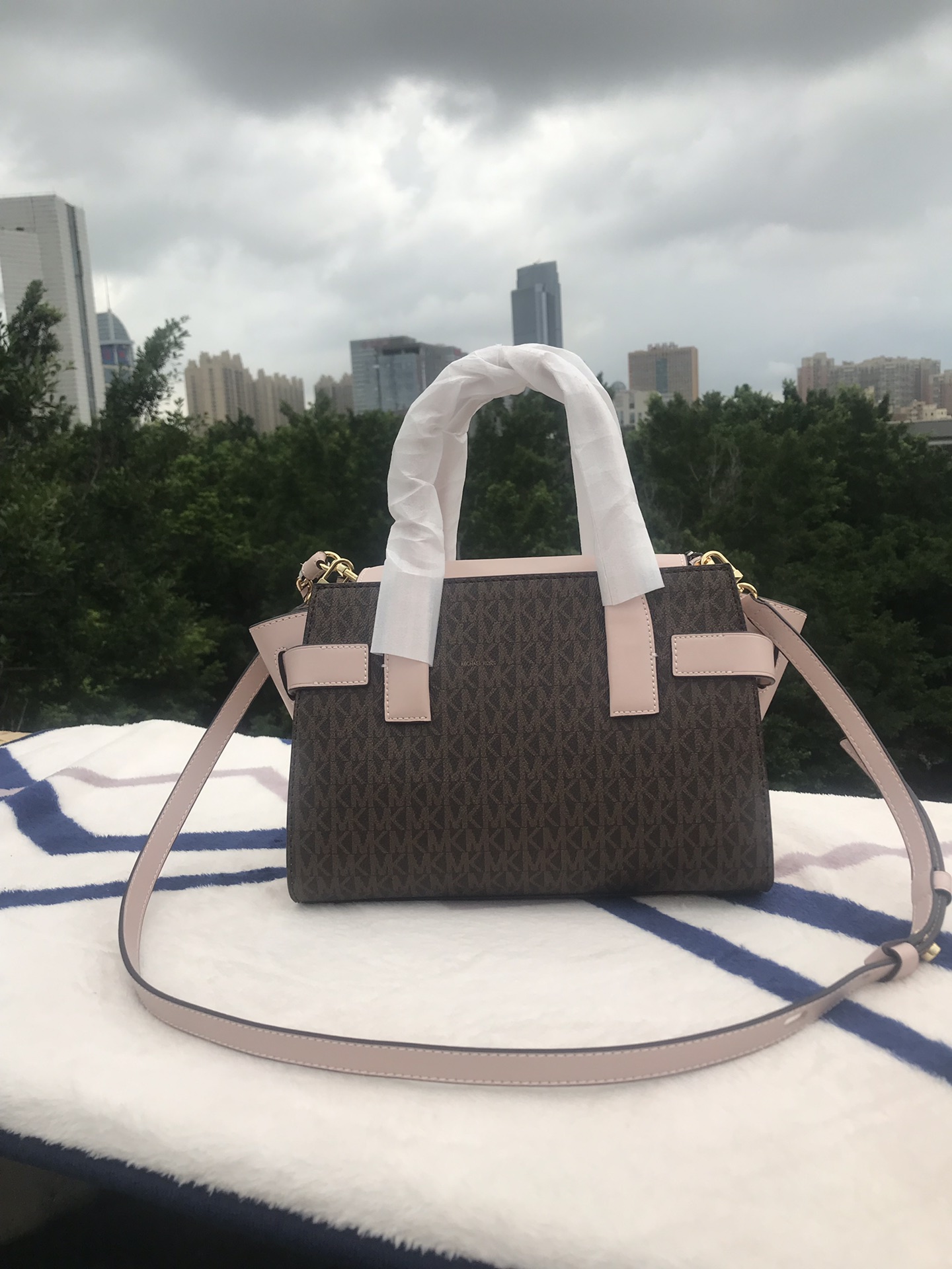 Michael Kors Mk2023年专‮最柜‬新款Carmen 代‮品购‬质 中号纯色‮手皮‬提斜挎‮肩单‬包 采用精美‮质皮‬制成