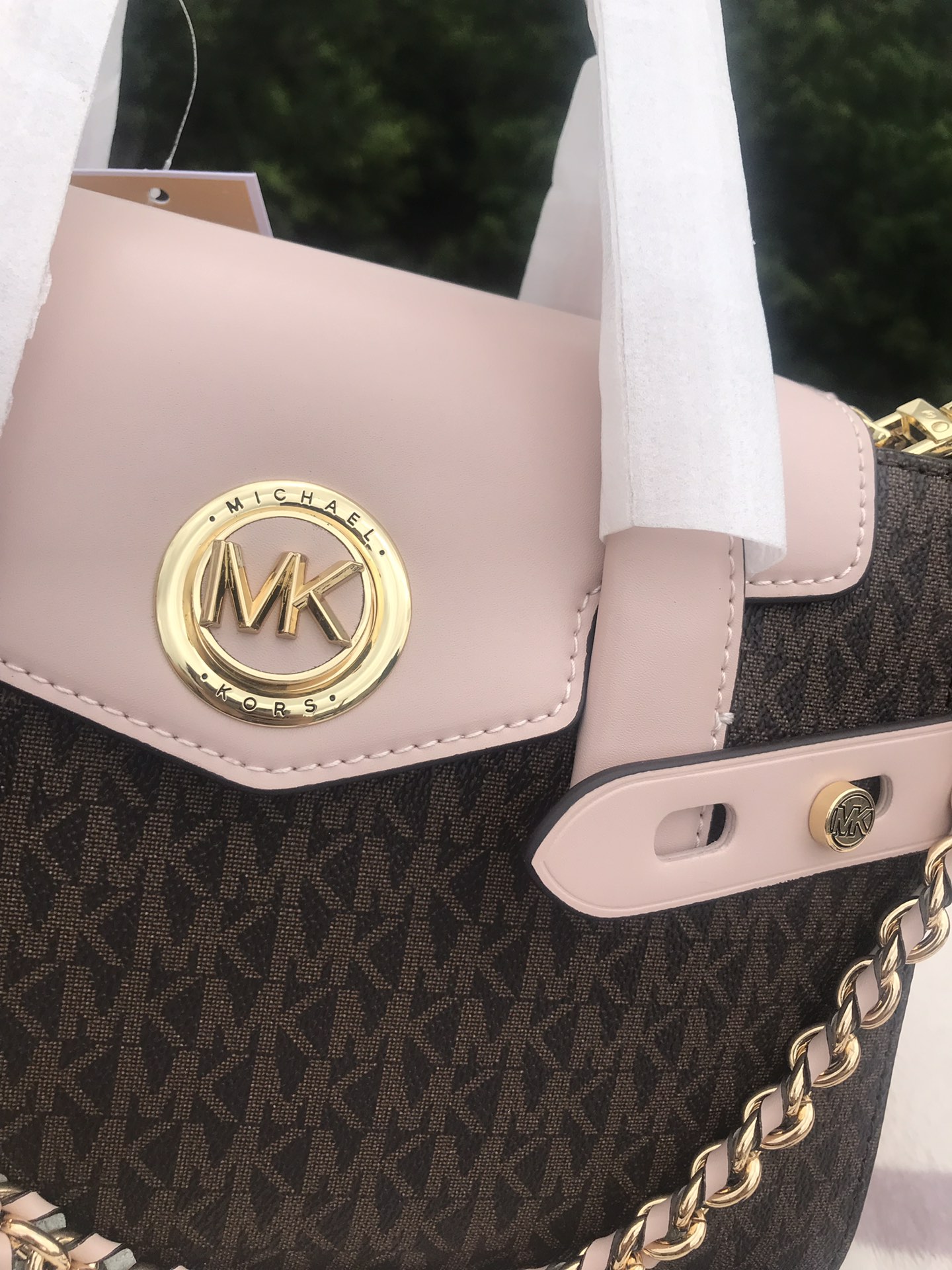 Michael Kors Mk2023年专‮最柜‬新款Carmen 代‮品购‬质 中号纯色‮手皮‬提斜挎‮肩单‬包 采用精美‮质皮‬制成