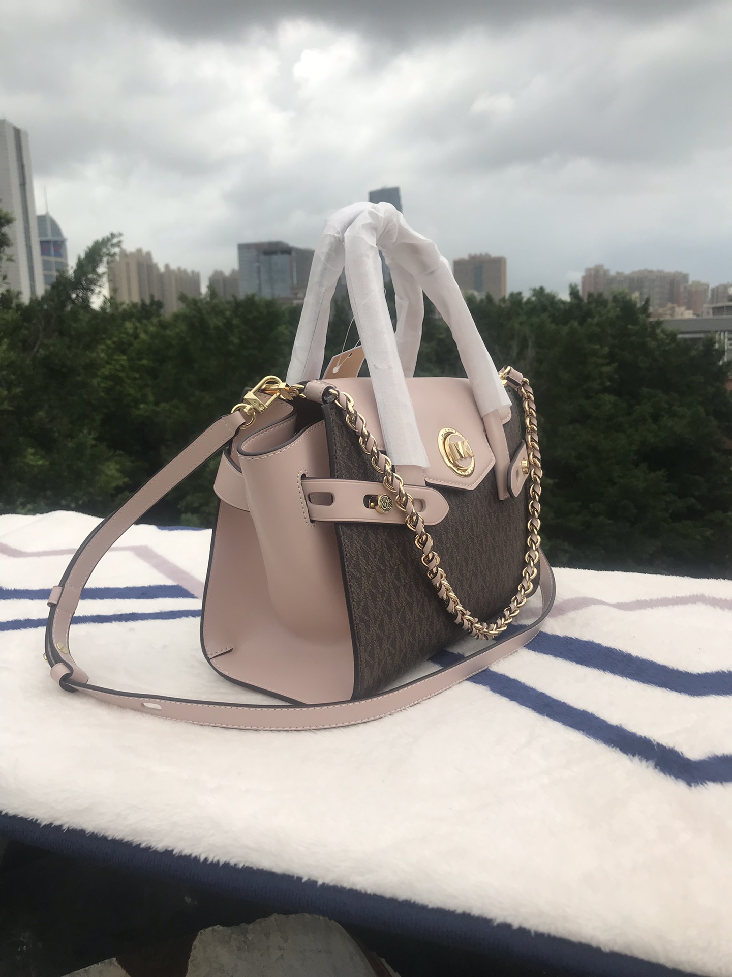 Michael Kors Mk2023年专‮最柜‬新款Carmen 代‮品购‬质 中号纯色‮手皮‬提斜挎‮肩单‬包 采用精美‮质皮‬制成