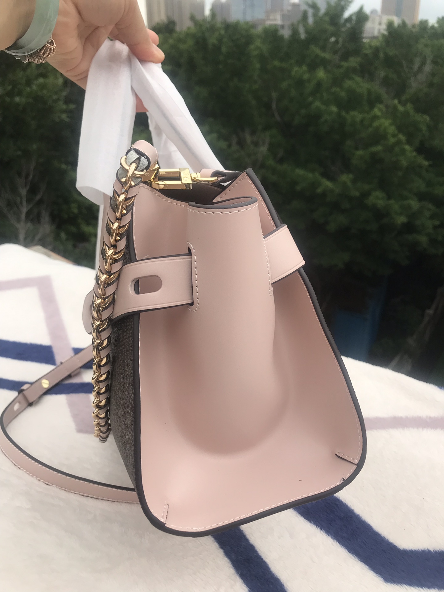 Michael Kors Mk2023年专‮最柜‬新款Carmen 代‮品购‬质 中号纯色‮手皮‬提斜挎‮肩单‬包 采用精美‮质皮‬制成
