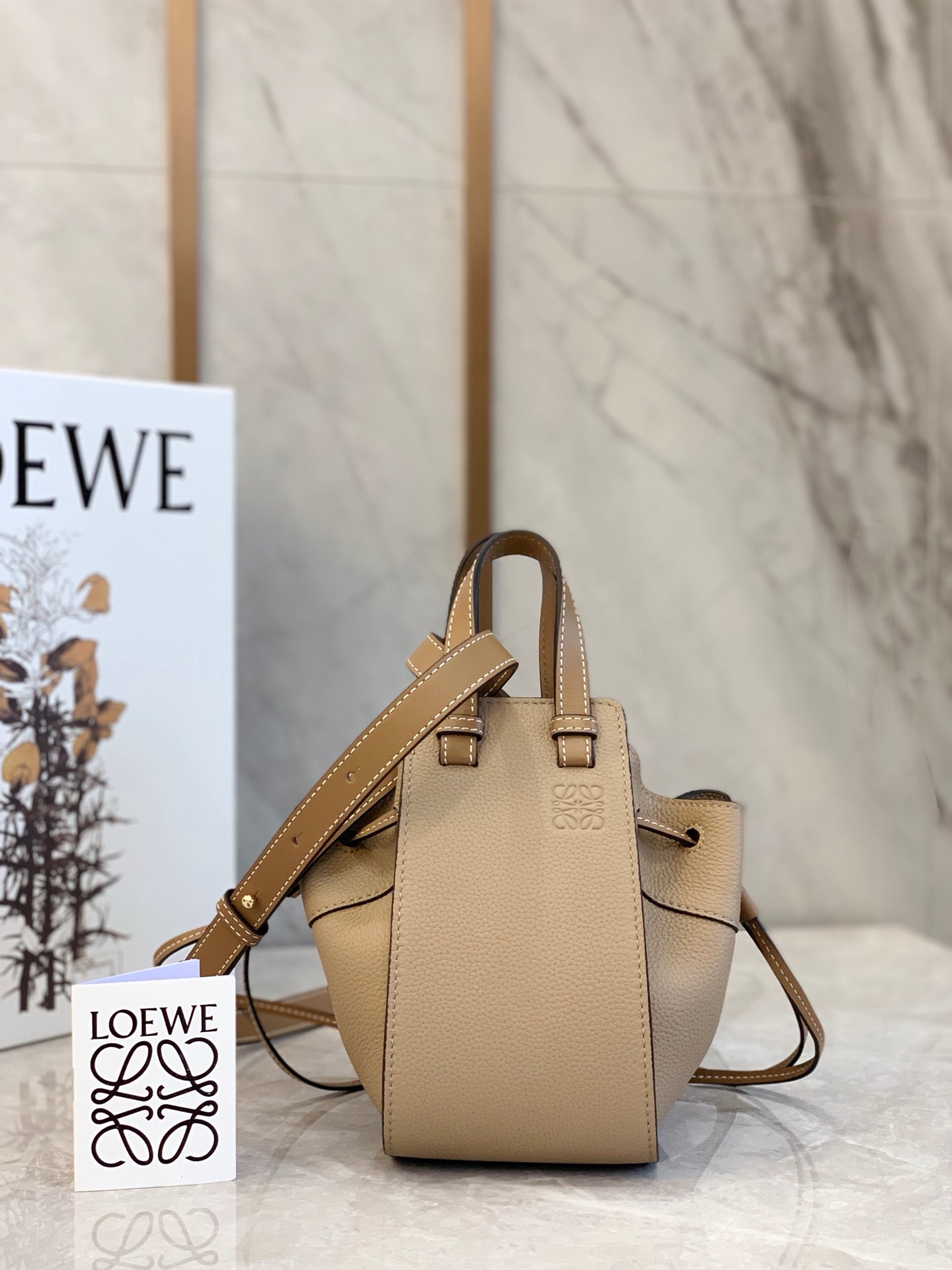 LOEWE罗意威 Mini Hammock bag 吊床包 0501沙色