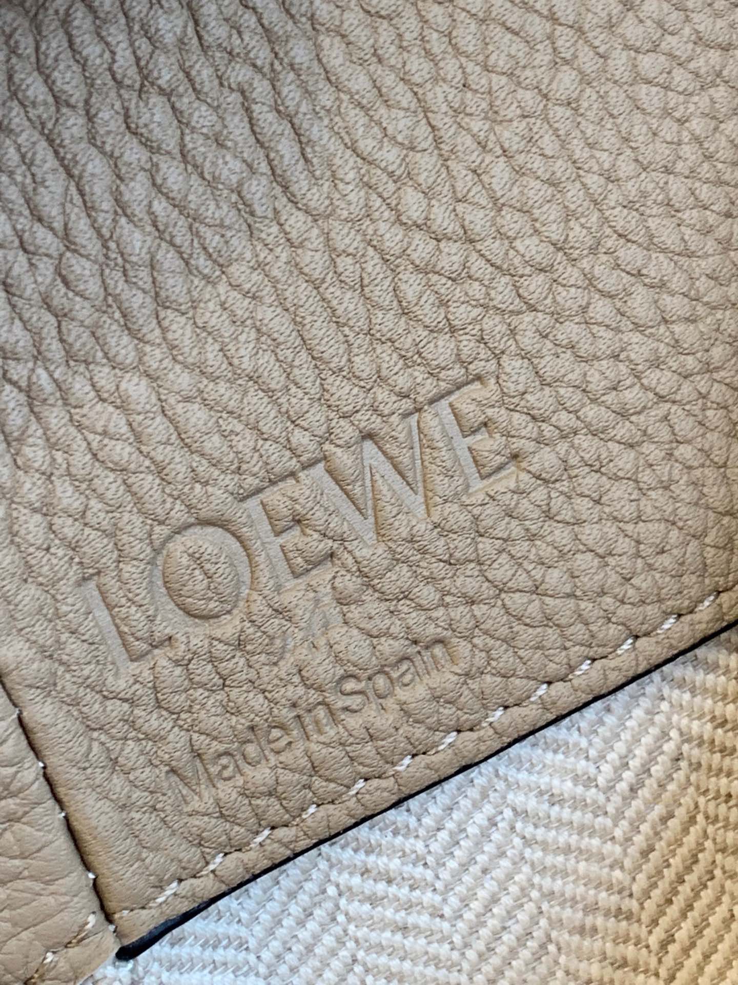 LOEWE罗意威 Mini Hammock bag 吊床包 0501沙色