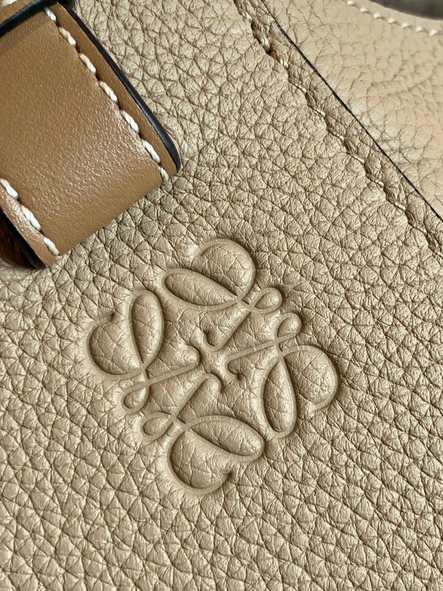 LOEWE罗意威 Hammock bag 吊床包 0500沙色