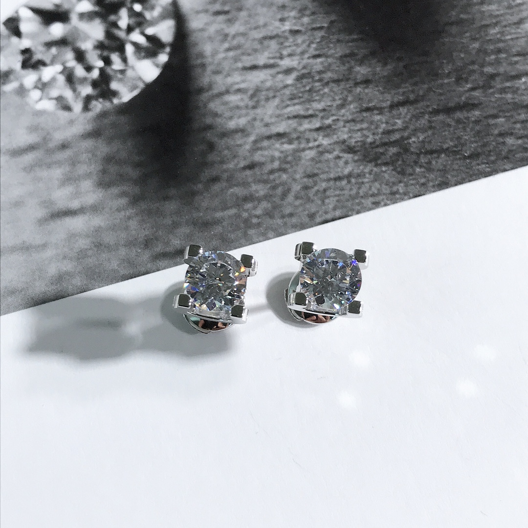 NO:714381,Cartie* horn series 1 carat ear studs, appreciate the quality. Developed by ZP, fully CNC carved, impeccable details. From the main ear studs to the drill, it is perfect. No dead ends. You can zoom in infinitely. In stock. In stock. In stock. Cartier, Cartier high-end jewelry.19860909Cartie*牛角系列 1克拉耳钉,细品这品质 购zp开发,全CNC精雕,细节无可挑剔 主件耳针耳塞到钻,简直完美 °无死角 任你无限放大 现货 现货 现货,,cartier,卡迪亚高端饰品,Jewelry