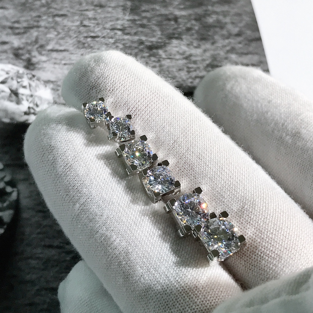 NO:714373,Cartie* horn series 1 carat 60 minutes 30 minutes The most classic K white ° No dead ends You can zoom in infinitely Spot 60 minutes 1 carat, Cartier, Cartier high-end jewelry19860909Cartie*牛角系列 1克拉 60分30分 最最最经典的k白 °无死角 任你无限放大 现货60分 1克拉,,cartier,卡迪亚高端饰品,Jewelry