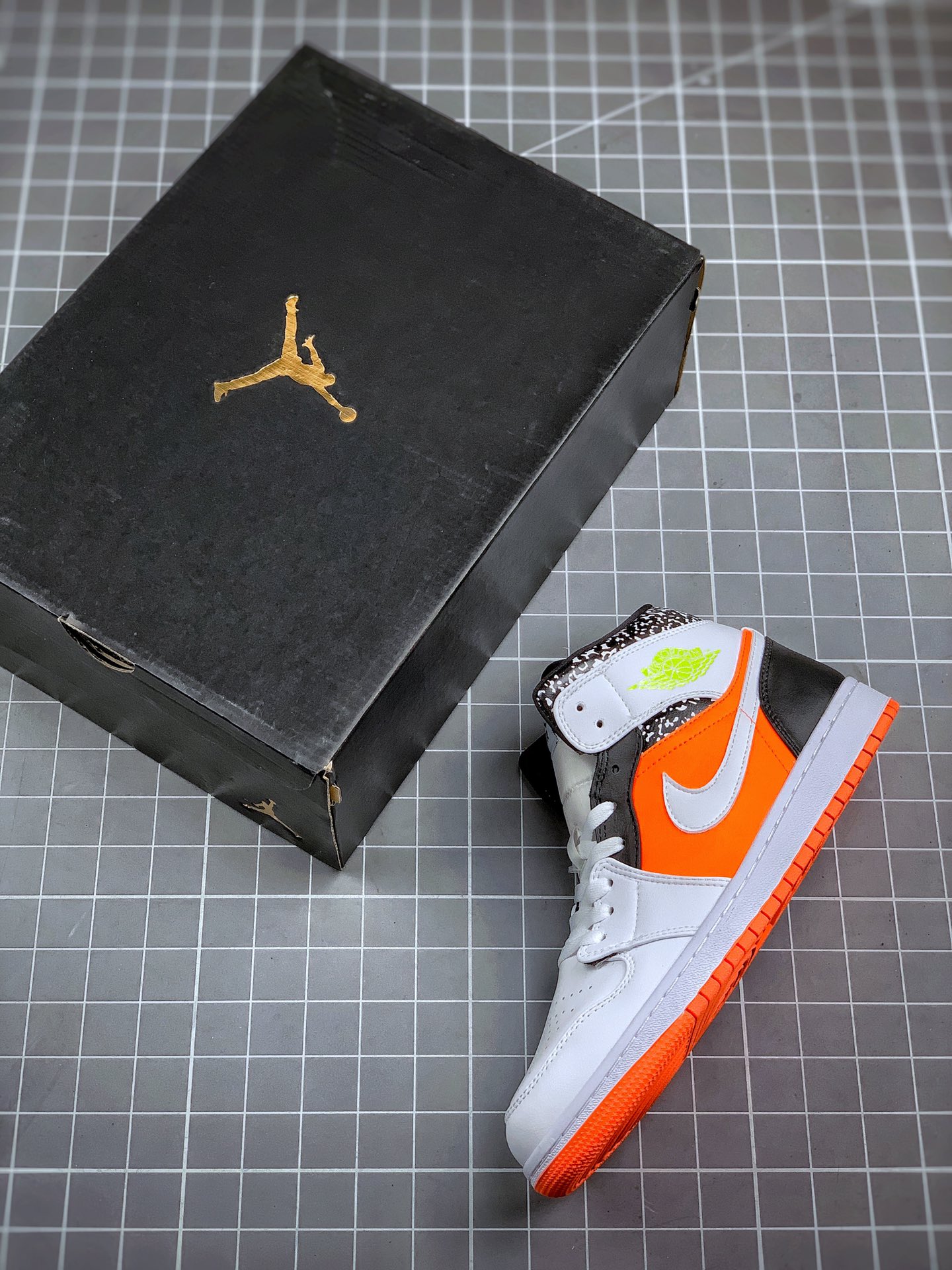 240 Air Jordan 1 MID 黄橙鸳鸯