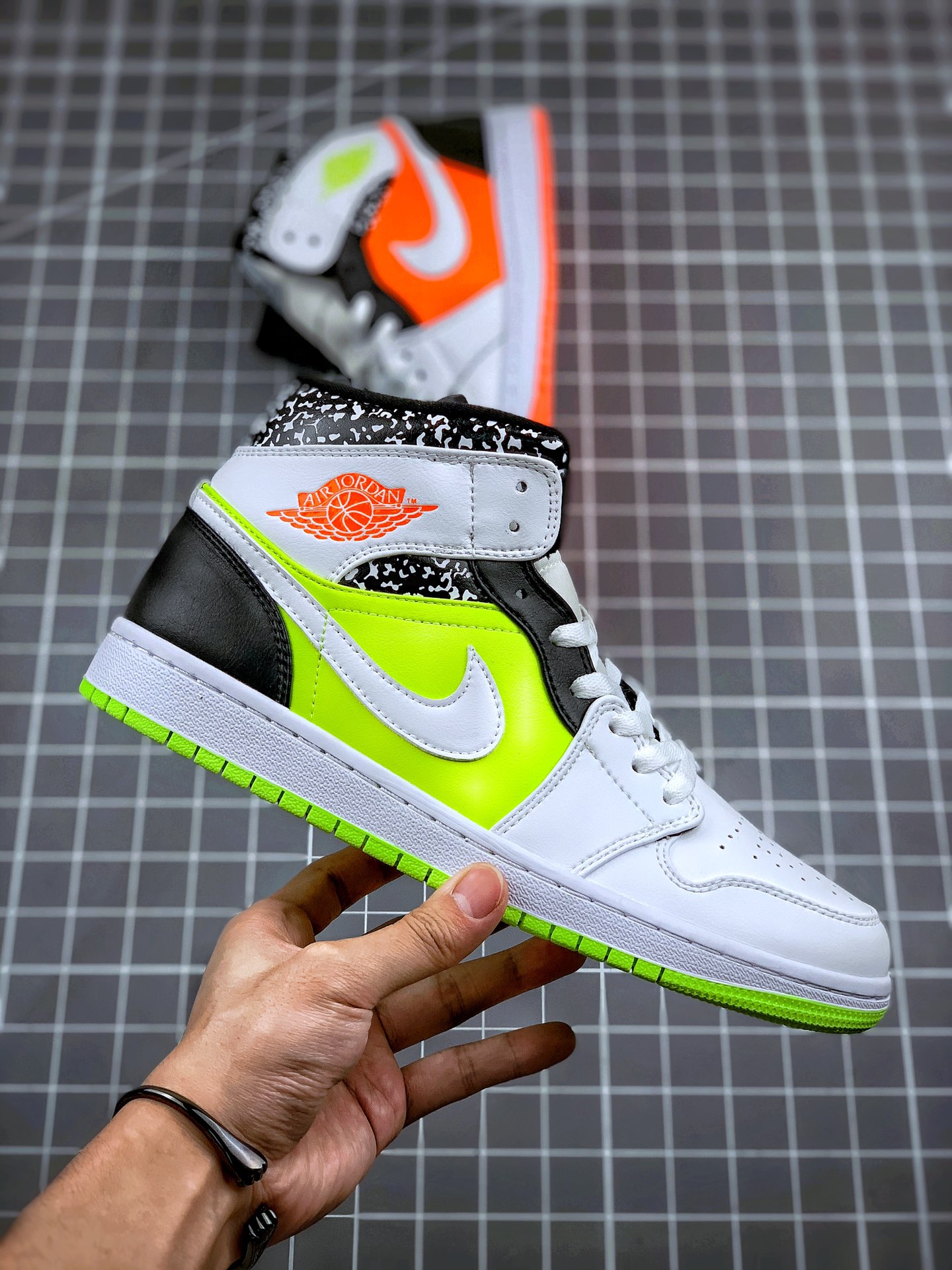 240 Air Jordan 1 MID 黄橙鸳鸯