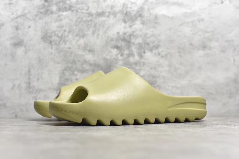 【纯原版：椰子拖鞋】豆绿  AD Originals Yeezy Slide “RESIN”，货号：FX0494，官方同步尺码：32 33 34 35 37 38 39 40.5 42 43 44.5 46 （建议拿大一码）
正确版，没太多细节，原厂鞋型同步，无色差，正确抽拉鞋盒！