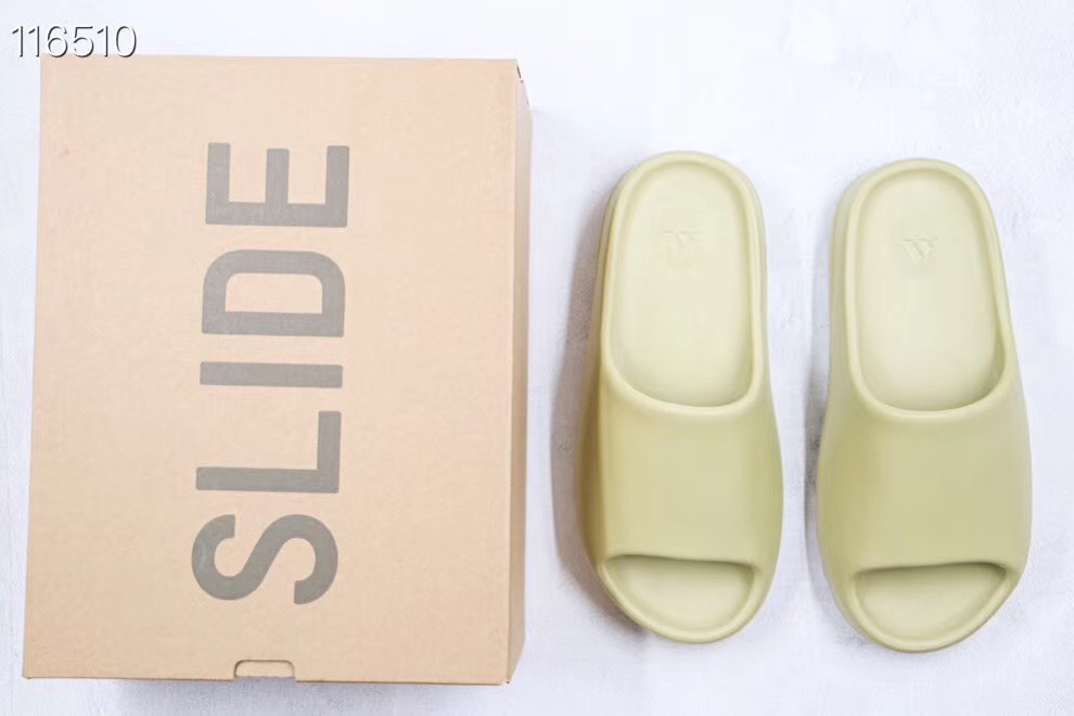 本地自取 80
独家纯原 椰子面包拖鞋 豆绿配色
市面唯一正确版 AD Originals Yeezy Slide 这款鞋真的没有太多细节 原厂鞋型百分百同步 无色差 市面唯一正确抽拉鞋盒 你们可以随意对比市面便宜货的鞋盒 随意考证 
Size ：32 33 34 35 36 37 38 39 40.5 42 43 44.5 46 
注：（建议拿大一码）同步官方仅有9个码