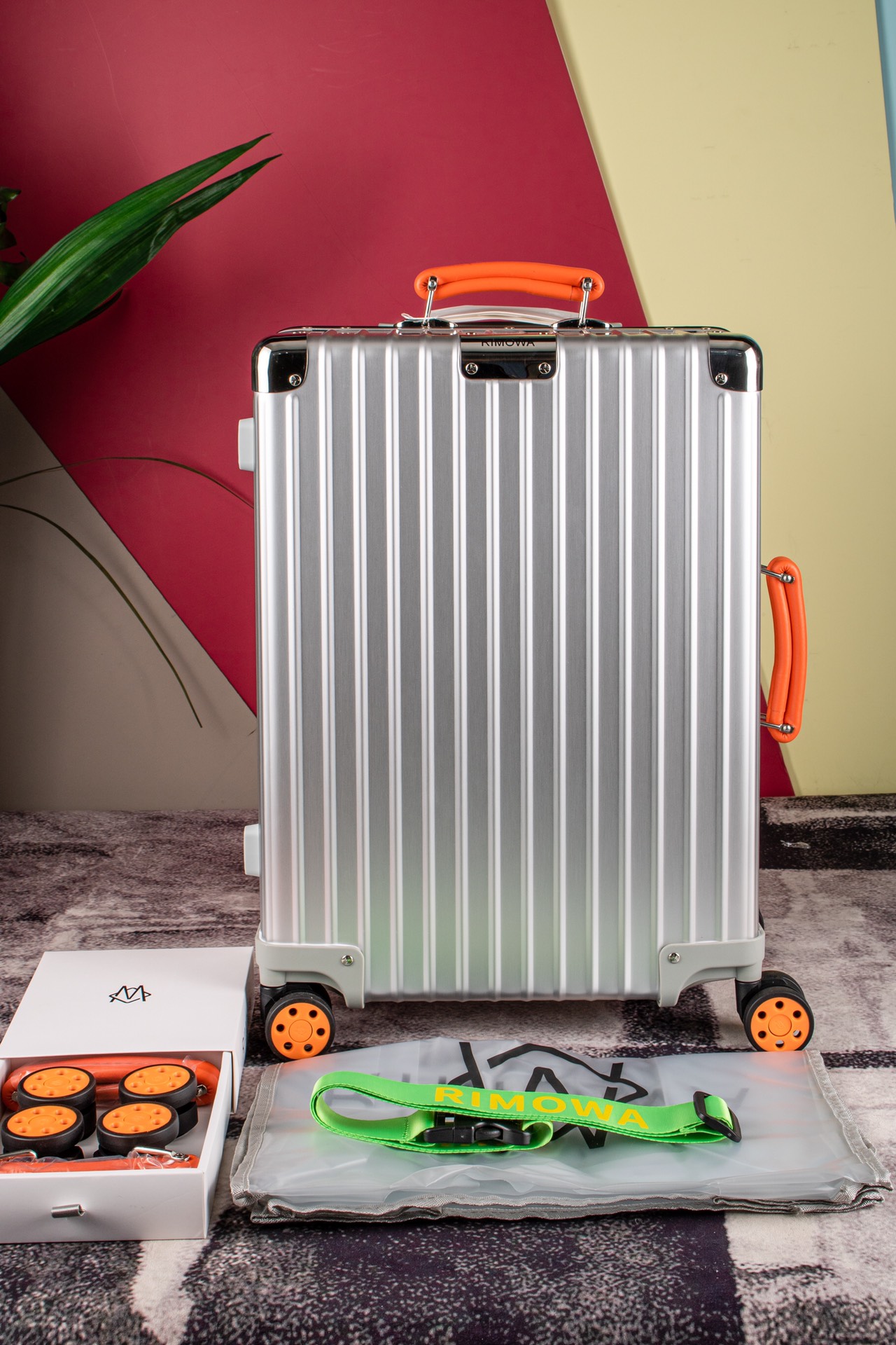 NO:269996,Rimowa counter new style, colored leather handles, paired hang tags, bounce lever, international customs lock, imported universal wheel, warranty when you buy, transparent cover, 4 wheels, 2 handles, straps, change whatever you want, always the most beautiful you at the street airport. Size 20-26-29 inches,19860909Rimowa专柜新款,彩色皮质把手,对版吊牌,弹跳拉杆,国际海关锁,进口万向轮,购买就送保修,透明套,4个轮子,2个手把,绑带,想怎么换就怎么换,永远是街头机场最靓的你. 尺寸20-26-29寸,,luggage