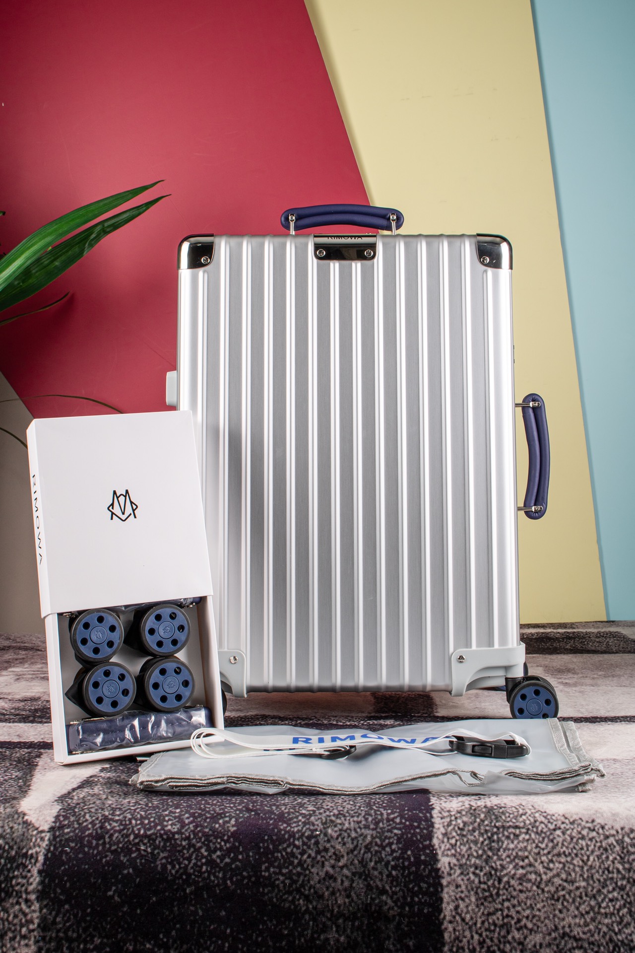 NO:270007,Rimowa counter new style, colored leather handles, paired hang tags, bounce lever, international customs lock, imported universal wheel, warranty when you buy, transparent cover, 4 wheels, 2 handles, straps, change whatever you want, always the most beautiful you at the street airport. Size 20-26-29 inches,19860909Rimowa专柜新款,彩色皮质把手,对版吊牌,弹跳拉杆,国际海关锁,进口万向轮,购买就送保修,透明套,4个轮子,2个手把,绑带,想怎么换就怎么换,永远是街头机场最靓的你. 尺寸20-26-29寸,,luggage