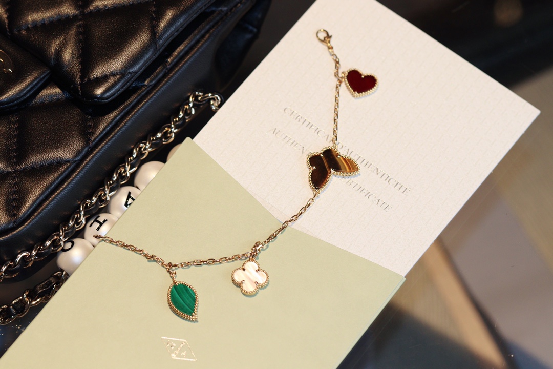 NO:741522,88350 [We produce] ZP [V gold Seiko version] [VCA world-destroying version of random flower bracelet] absolutely unrivaled version, perfect index 5 stars!  First of all, if you don’t buy ZP, you will never know how thick and textured the chain of the original ZP random bracelet is. We make it all by hand, with full texture and feel. There are various low-end versions on the market with wrong sizes and wrong chain specifications. As long as you have seen my version, you can tell the difference at a glance among all the versions on the market.  Furthermore, the 4 main accessories are tiger eye stone, malachite, white shell, and carnelian. Each one is not only pure and natural enough to express, but each one is color-checked according to ZP and carefully selected to reach 5A level. They are also natural stones.  But the cost of 5A grade stones is tens of dollars more than ordinary natural stones. Because I used ZP to match colors, I insisted on using 5A stones. Yes, look at the pictures, the texture and texture of each stone are exquisite and beautiful. Although the cost is very high, it is full of beauty.  Also, [VCA random flower bracelet], the biggest difficulty lies in the perfect control of the bead of each accessory. The loneliness of each accessory is very important. The lack of control of any bead will affect the shape of the entire accessory. Really, we have gone through countless revisions, bracelet, Cartier high-end jewelry1986090988350【我们出品】ZP【V金精工版】【VCA灭世版乱花手链】绝对无对手版本,完美指数5颗星！ 首先,不购入ZP,你永远不知道原来ZP乱花手链的链条有多粗非常的厚实有质感,全部我们纯手工打造,质感手感十足,市面各种low版,尺寸不对,链条规格也不对,只要你看过我家的版本,市面所有版本你可以一眼就分别出高低 再者,4颗主配件分别是虎眼石,孔雀石,白贝壳,红玉髓每一颗已经不仅仅是纯天然能够足以表达了,颗颗都是根据ZP对过色,精心挑选达到5A级别,一样是天然石,但5A级别的石头成本就要比普通的天然石贵了几十块,因为拿着ZP对色,我坚决要用5A的石头,没错,看图片,每颗石头的质感纹路细腻美绝,虽成本非常高可美感十足 还有,【VCA 乱花手链】,最大的难度在于对每颗配件边珠的完美掌控像或不像,每颗配件的孤独至关重要,任何一颗边珠的掌控欠缺不对,都会影响整个配件的形状,真的我们经历了无数个无数个改版,,bracelet,卡迪亚高端饰品,Jewelry