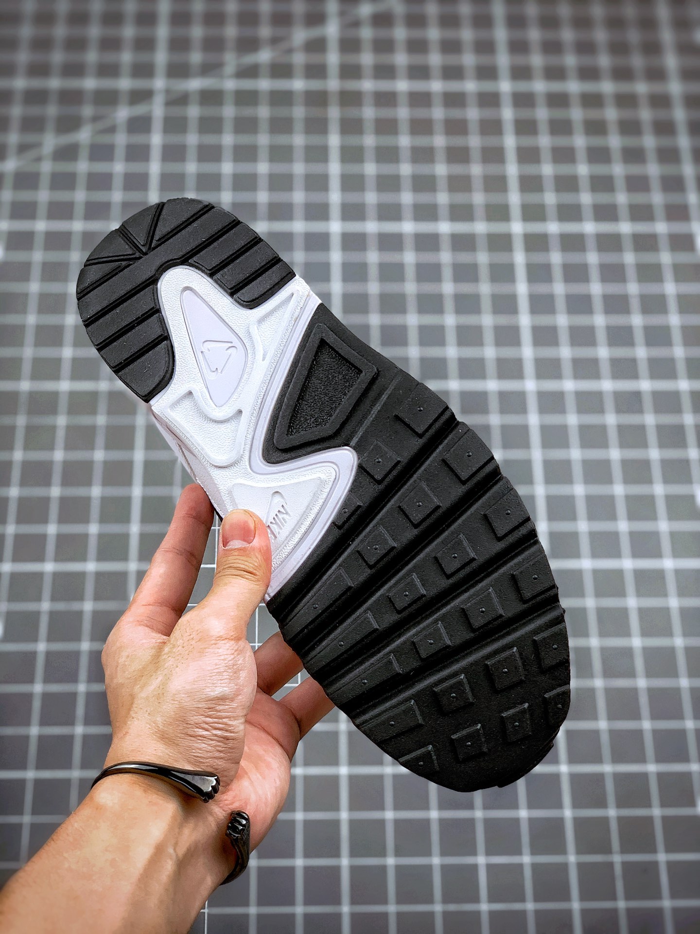 180 Nike Atsuma 耐克2020新款 将真正的90年代美学与舒适的跑鞋技术融合在一起 货号：CD5461-004