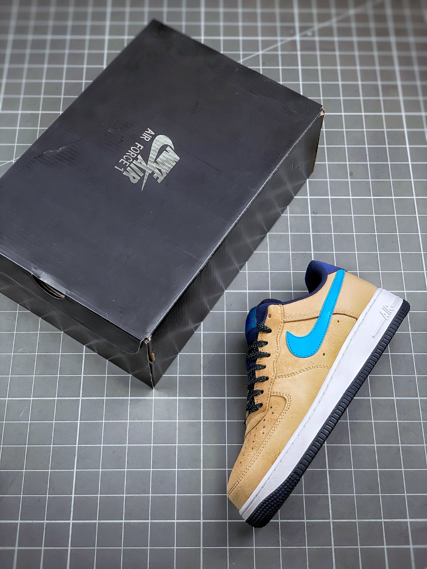 200 Air Force 1 Expands Its ACG Styling With Blue Fury Swooshes 登山者联名款