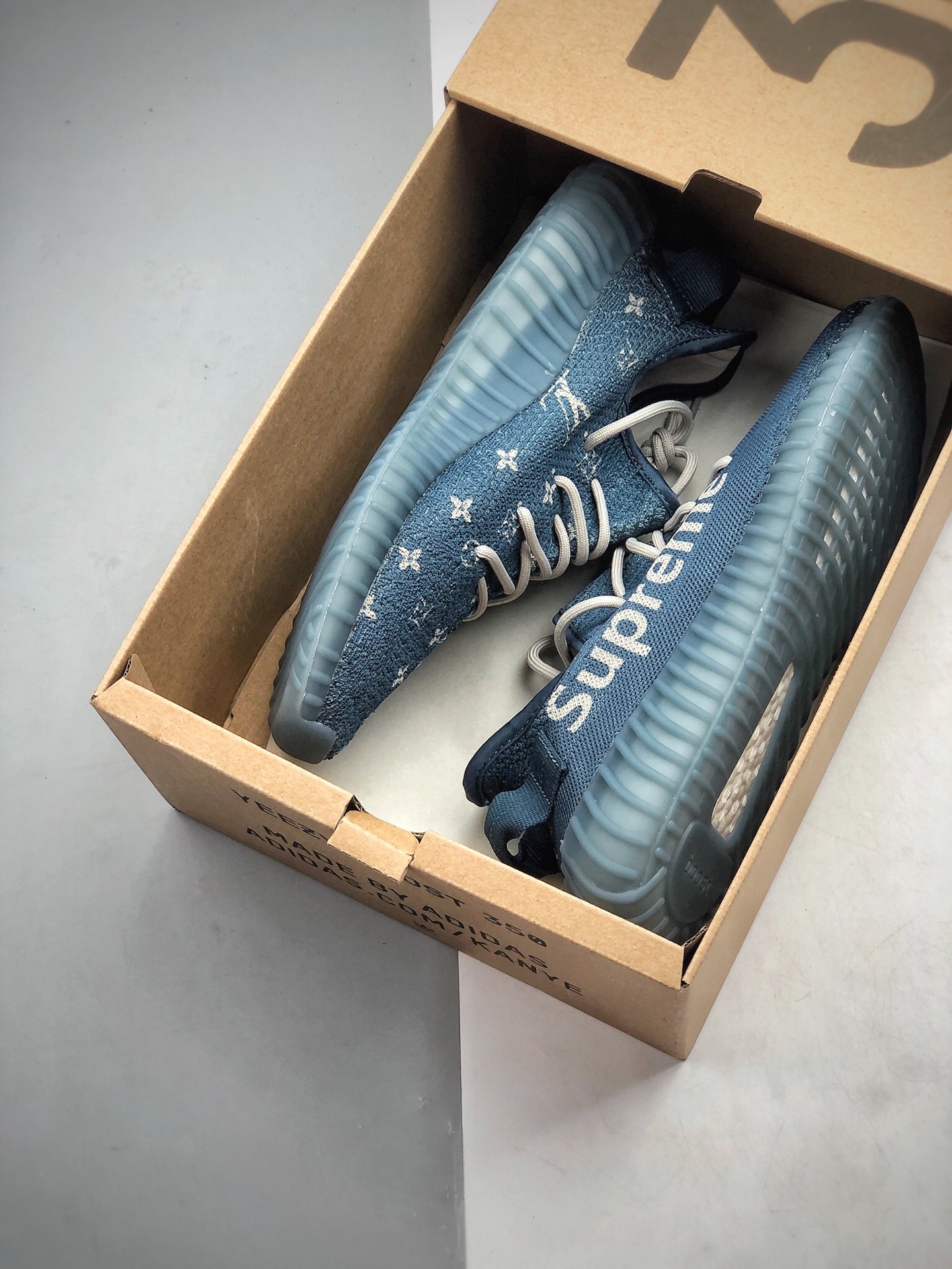 300  Champion x YEEZY BOOST 350 V2 定制联名配色”supeme LV联合创意联名  货号：FZ5429