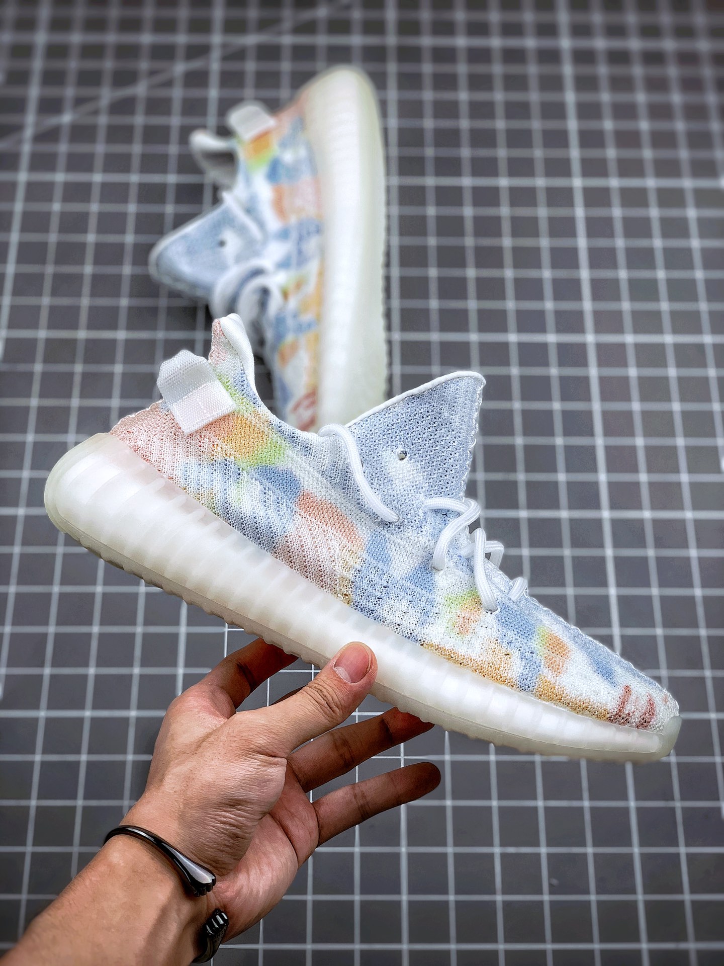 550  Yeezy 350V2 「亲友限定」 鞋面有著半透明的质感