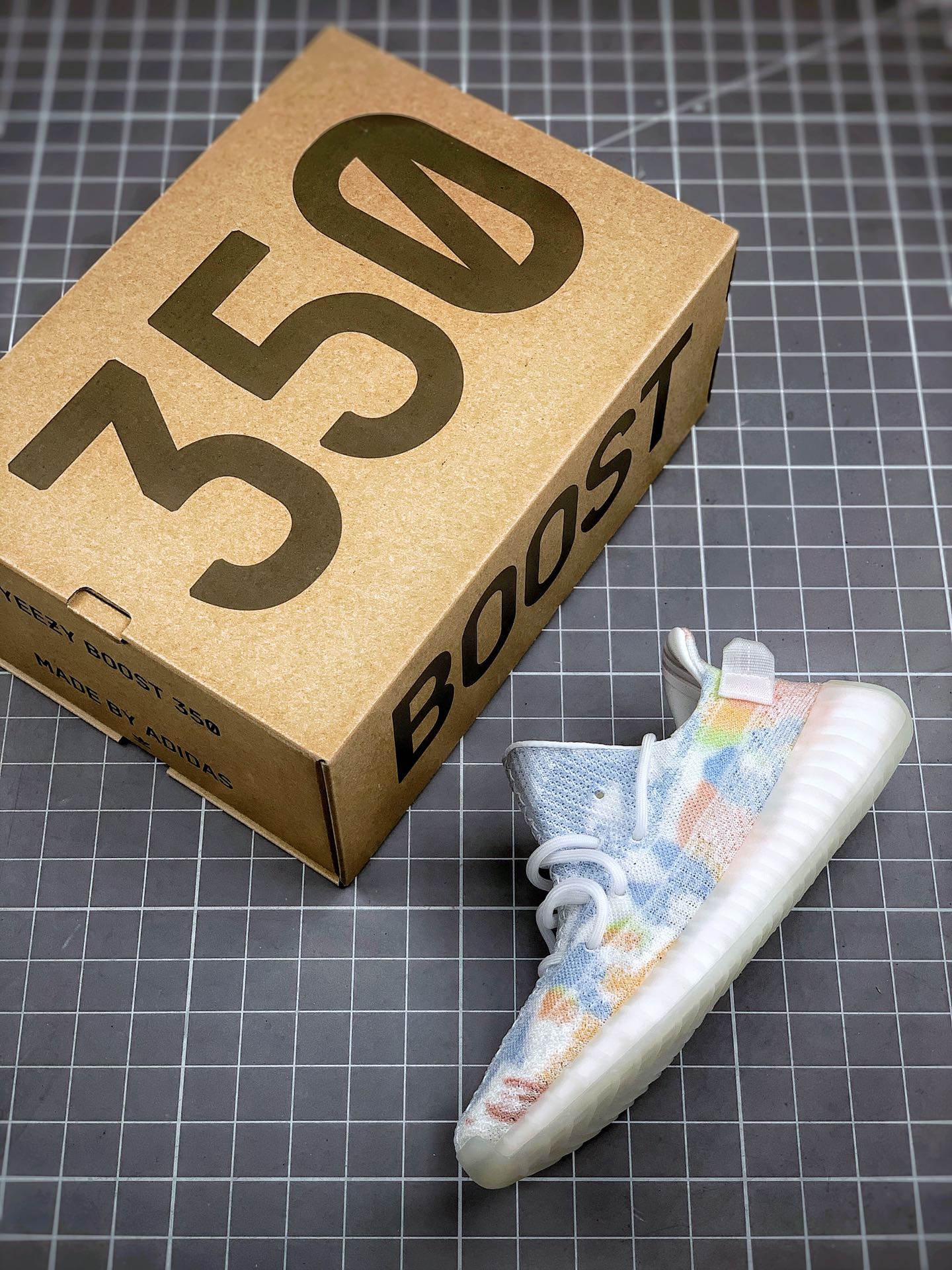 550  Yeezy 350V2 「亲友限定」 鞋面有著半透明的质感