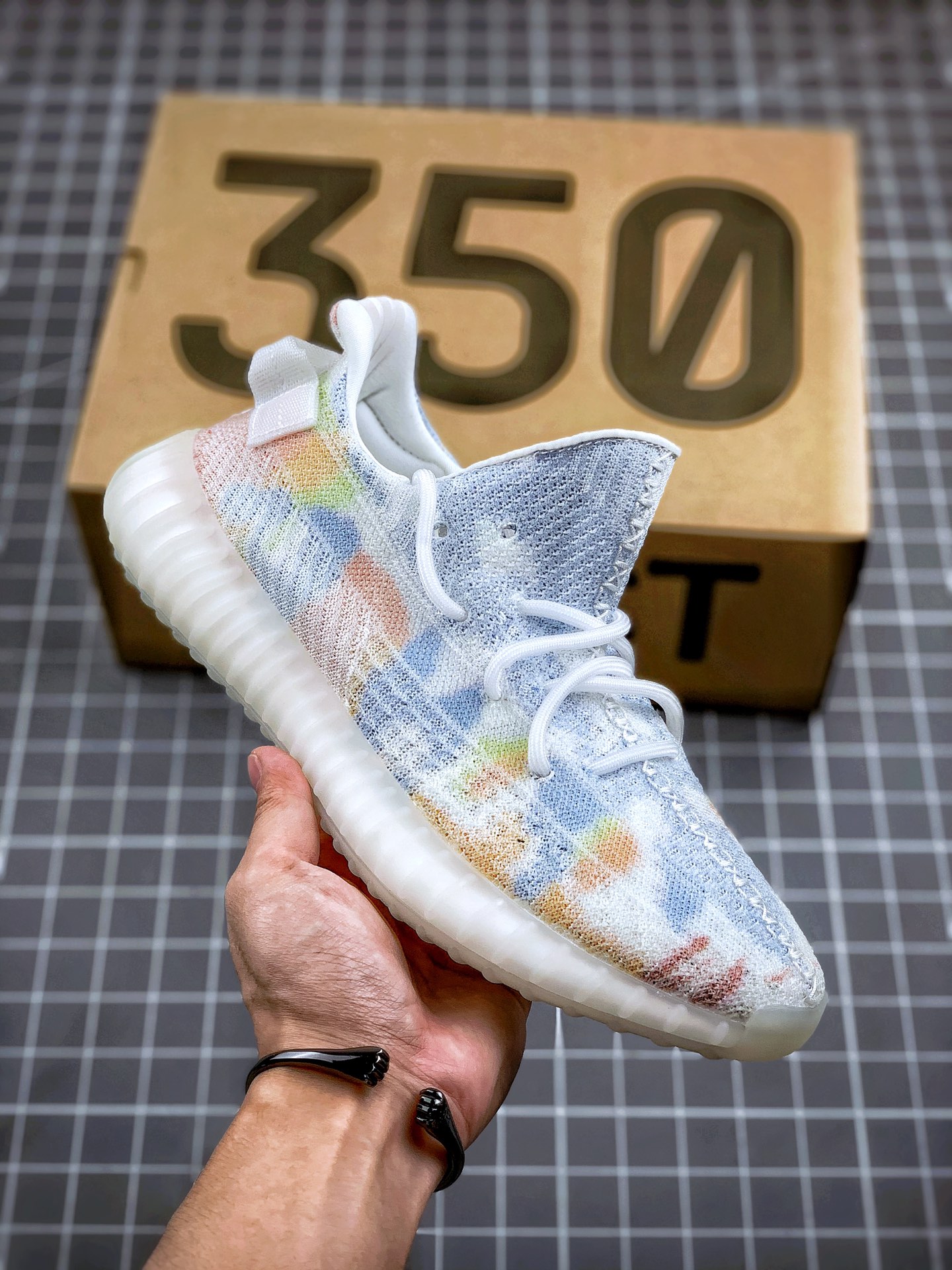 550  Yeezy 350V2 「亲友限定」 鞋面有著半透明的质感