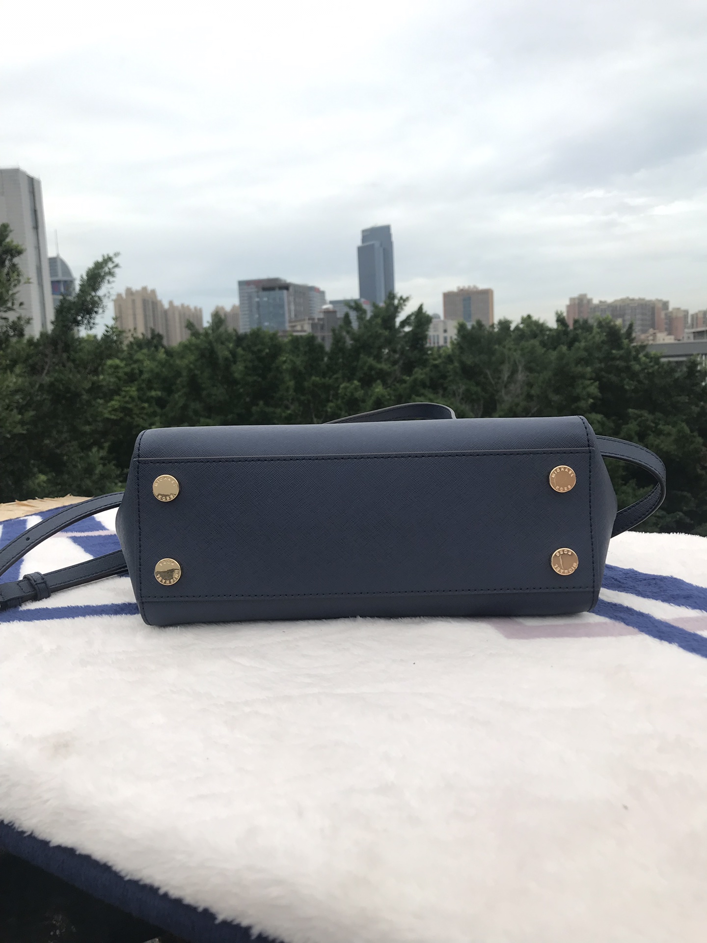 Michael Kors Mk 小号双拉链 杀手包 十字纹牛皮 单肩斜挎手提包 、 又奢华 令女人特质尽显